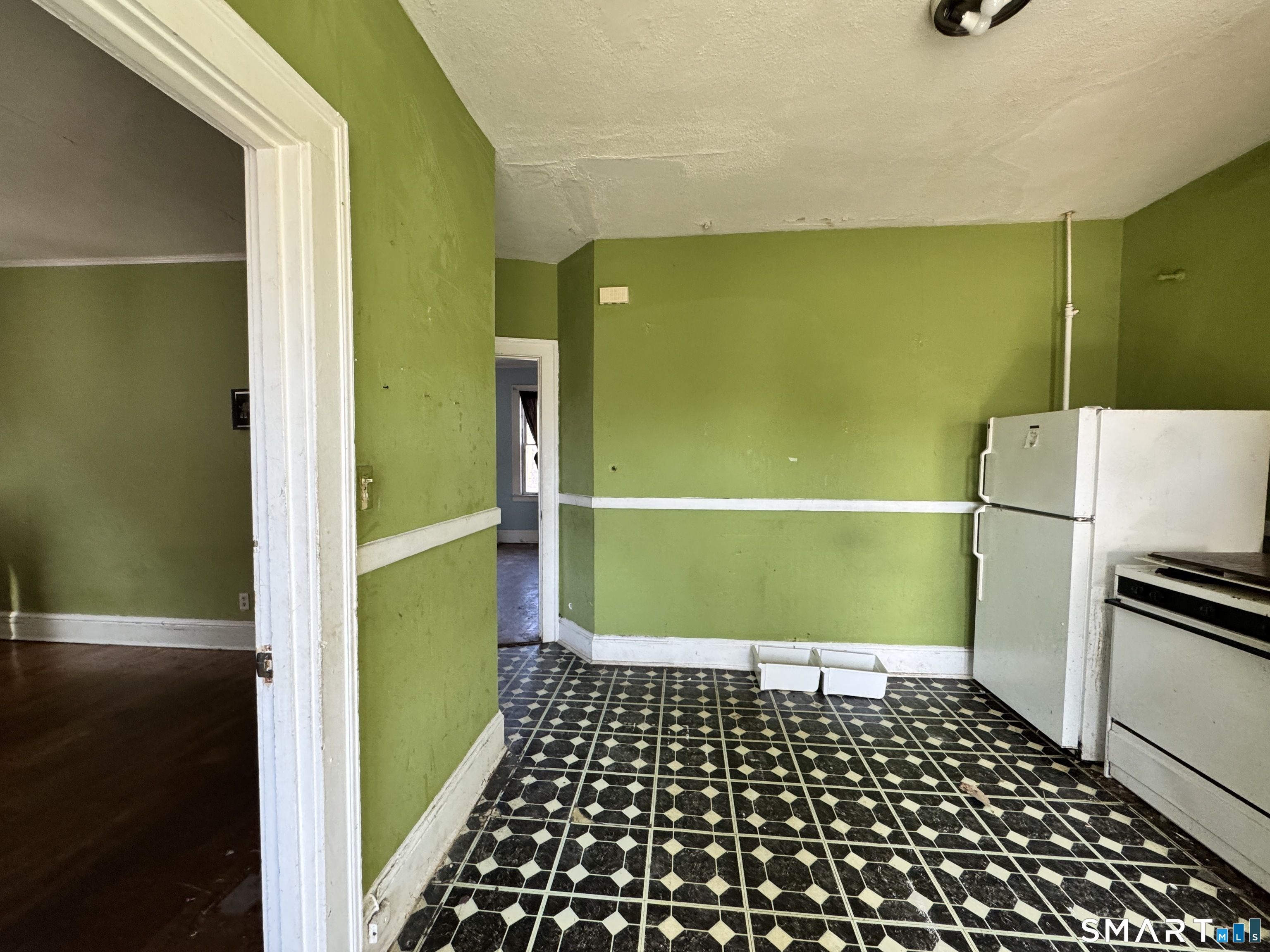 102 Rowe Avenue photo 8
