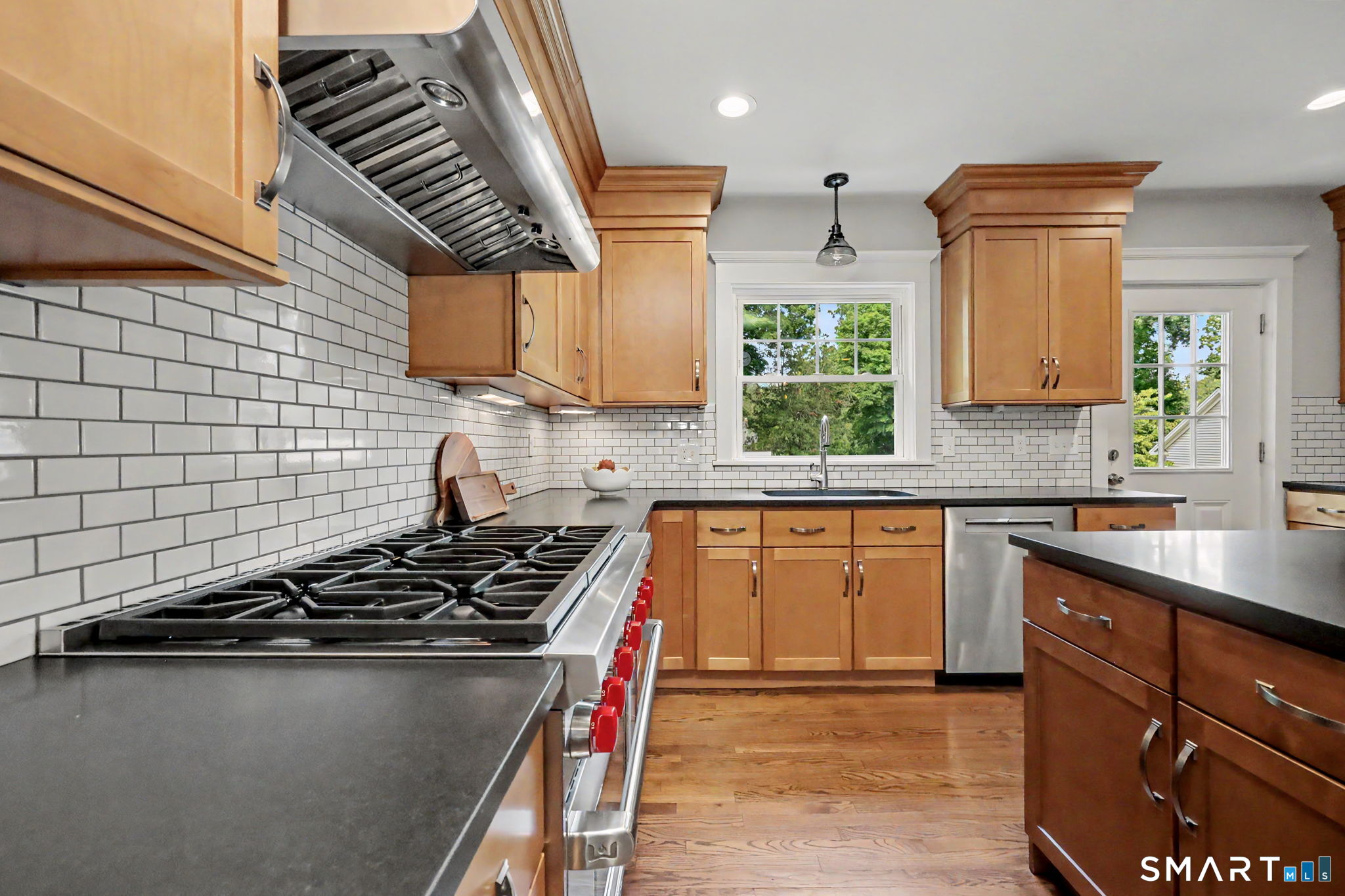 594 Stratfield Road photo 11