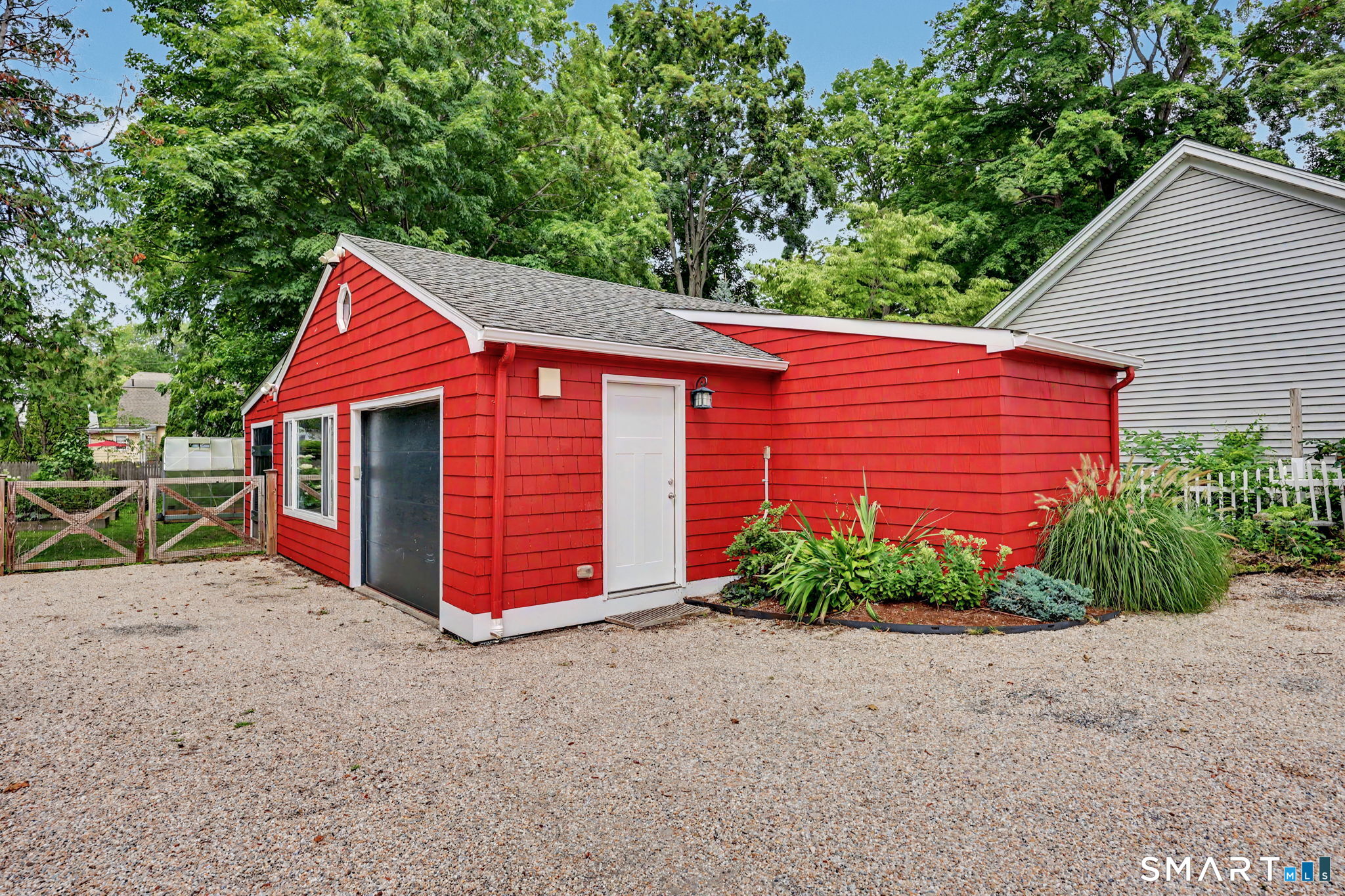 594 Stratfield Road photo 39