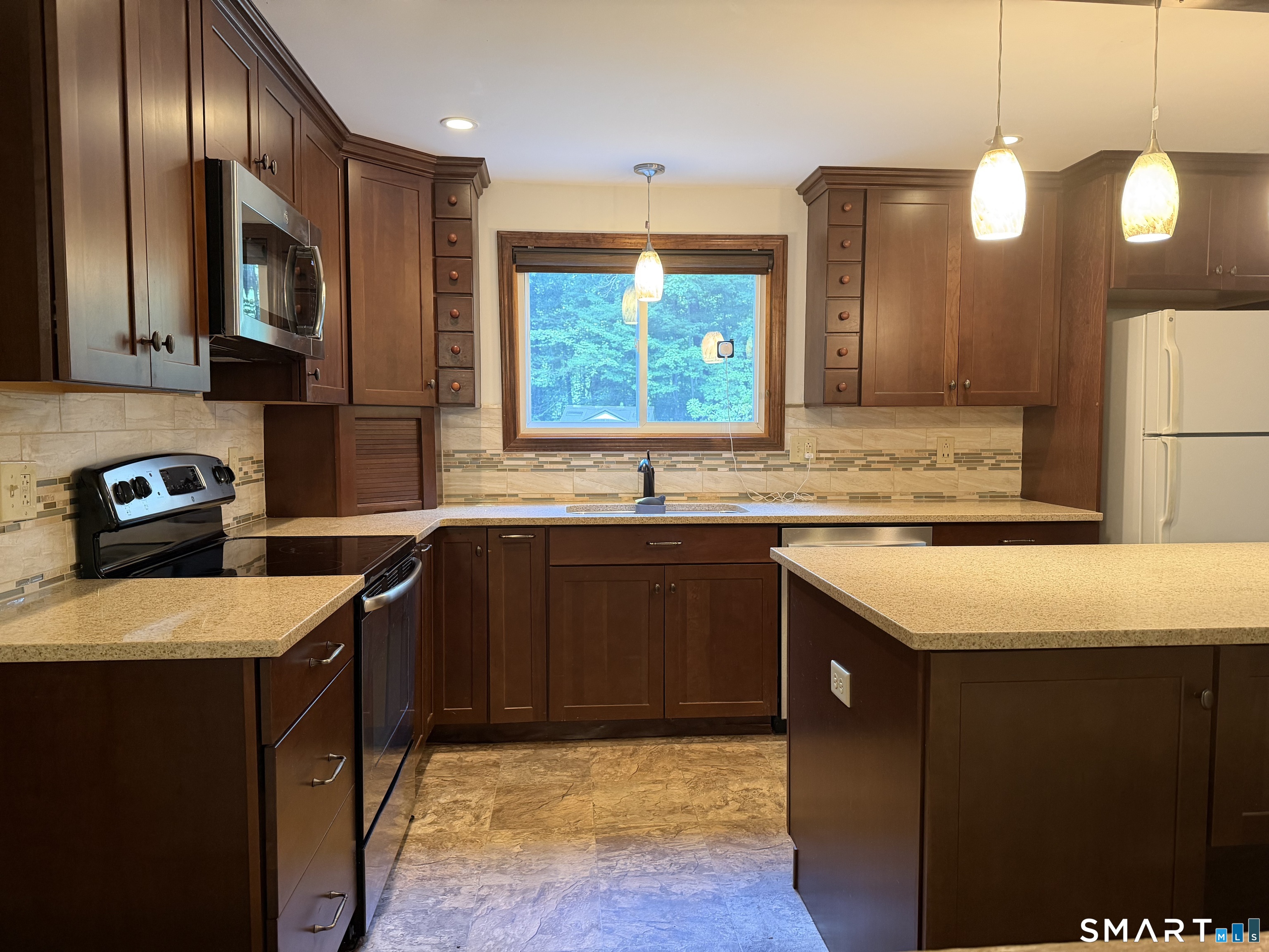 122 Standard Avenue photo 2