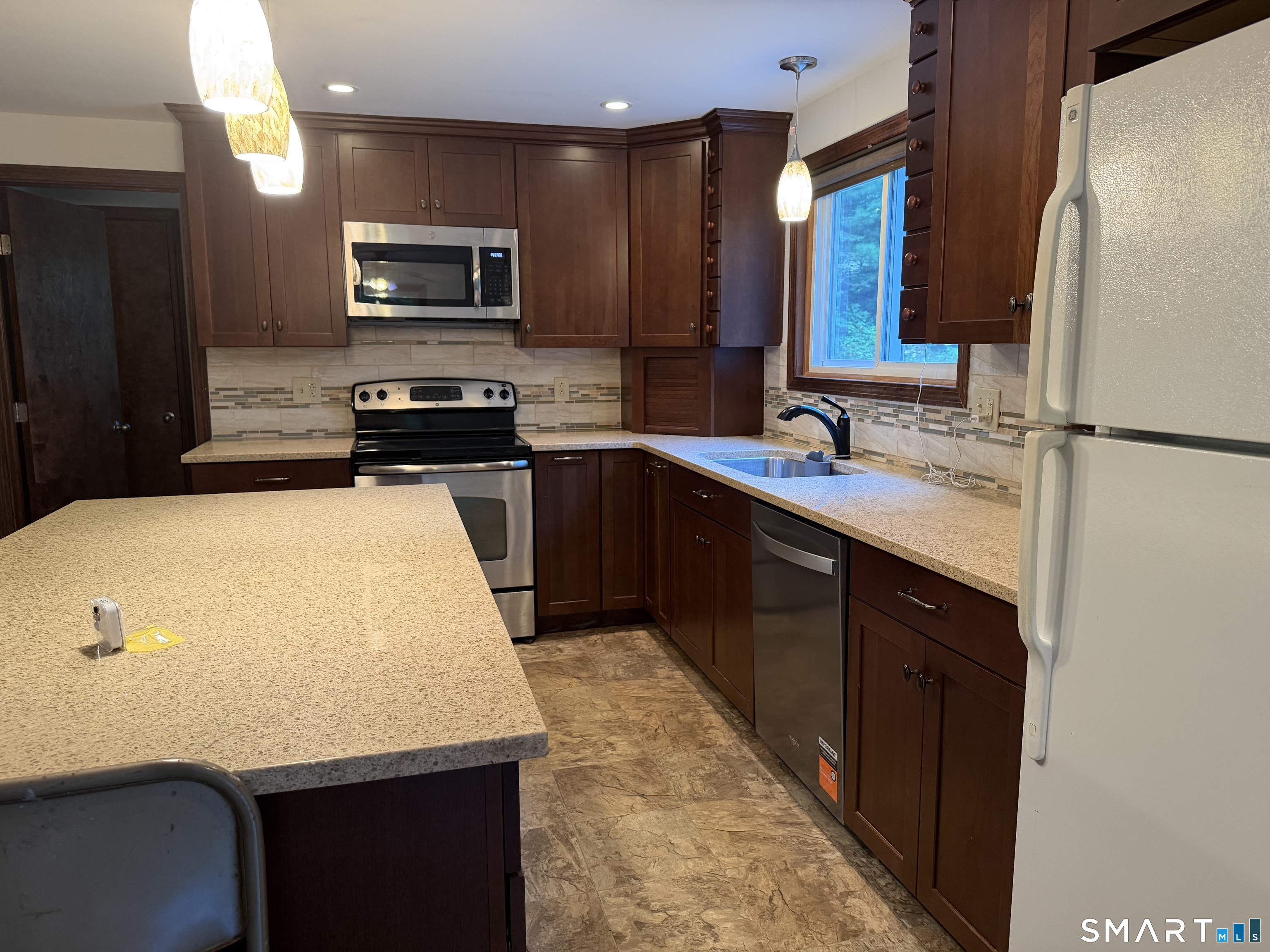 122 Standard Avenue photo 3