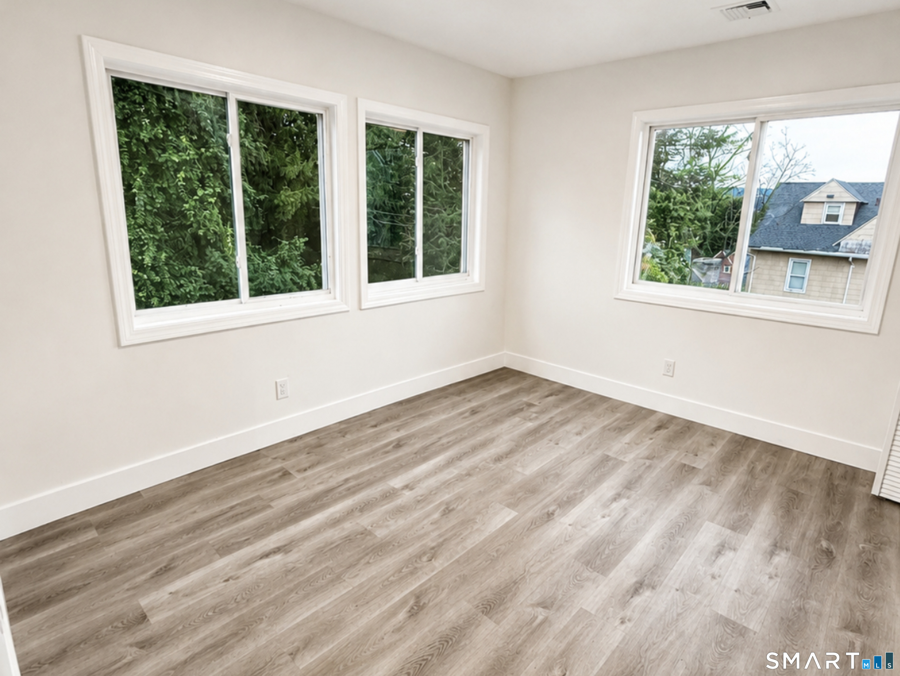 11th image of 1038 W Main St, Waterbury, CT 06708 | MLS# 24197715