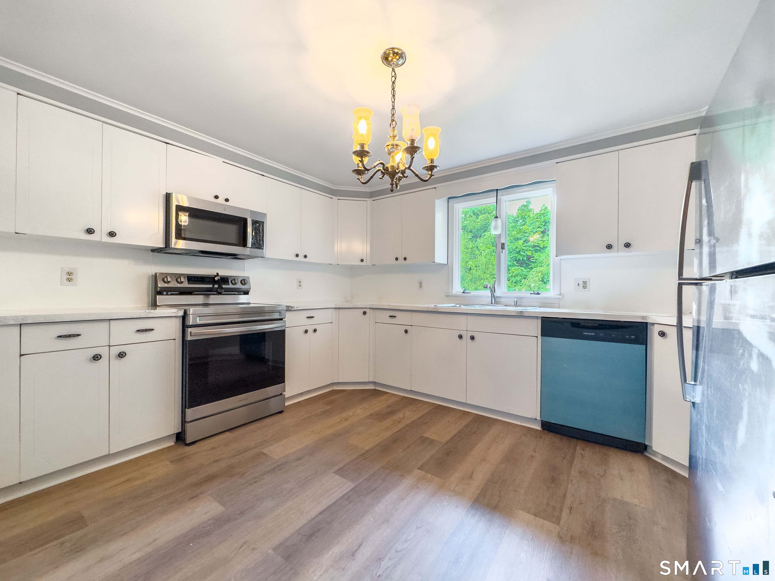 81 Esther Avenue photo 8