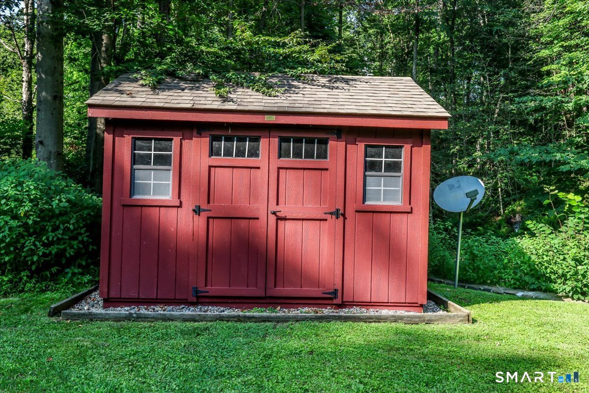 121 Carriage Drive photo 34