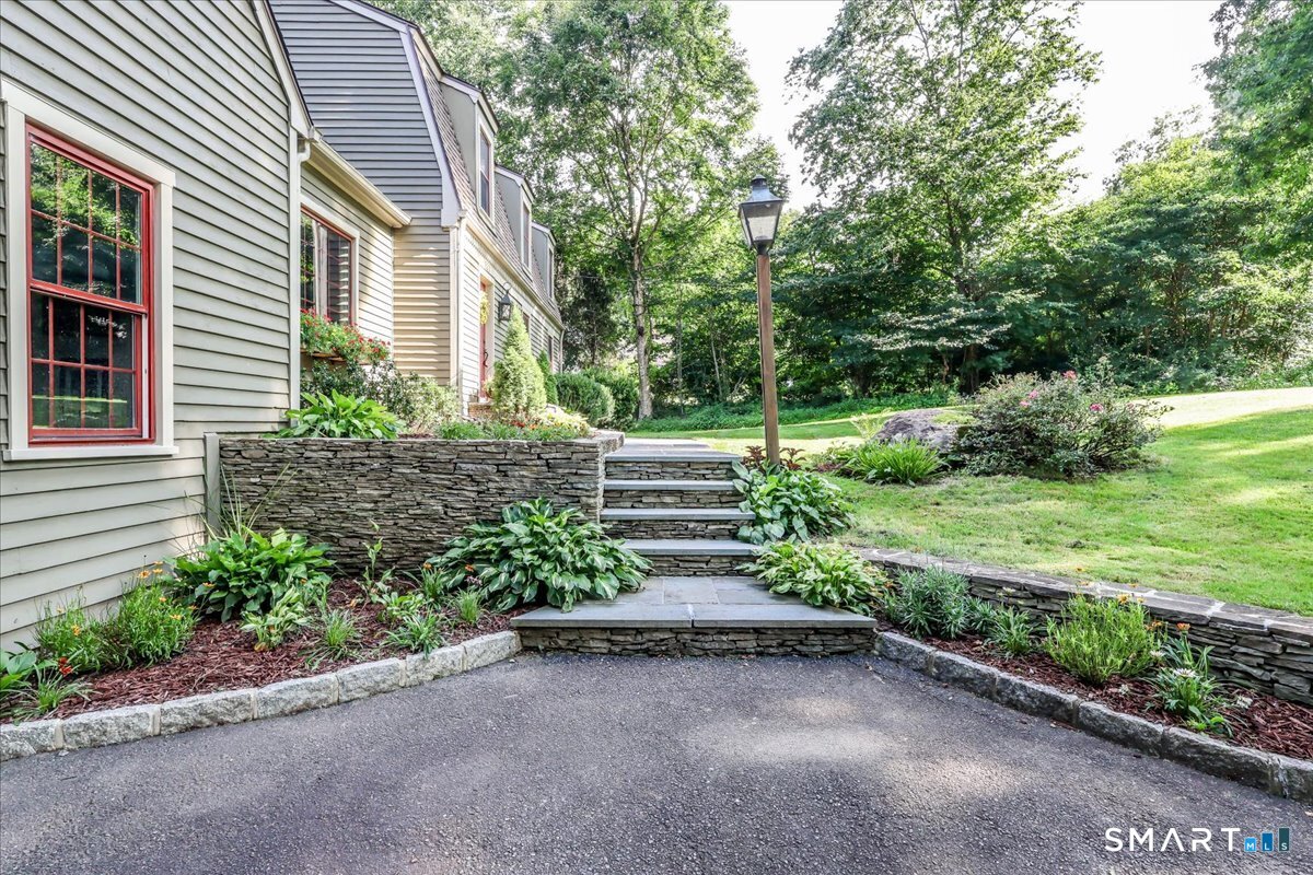 121 Carriage Drive photo 4