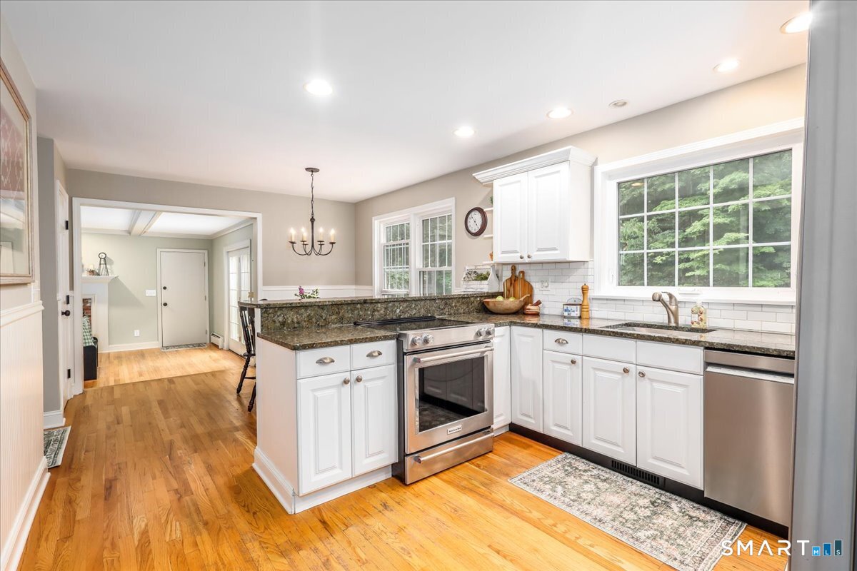 121 Carriage Drive photo 11