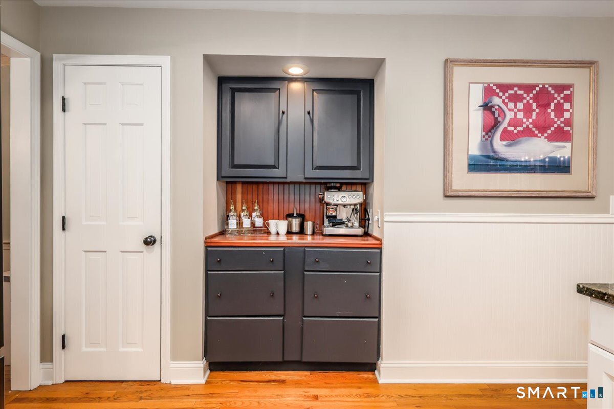 121 Carriage Drive photo 13