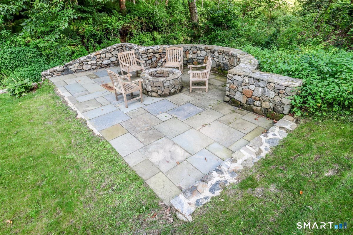 121 Carriage Drive photo 36