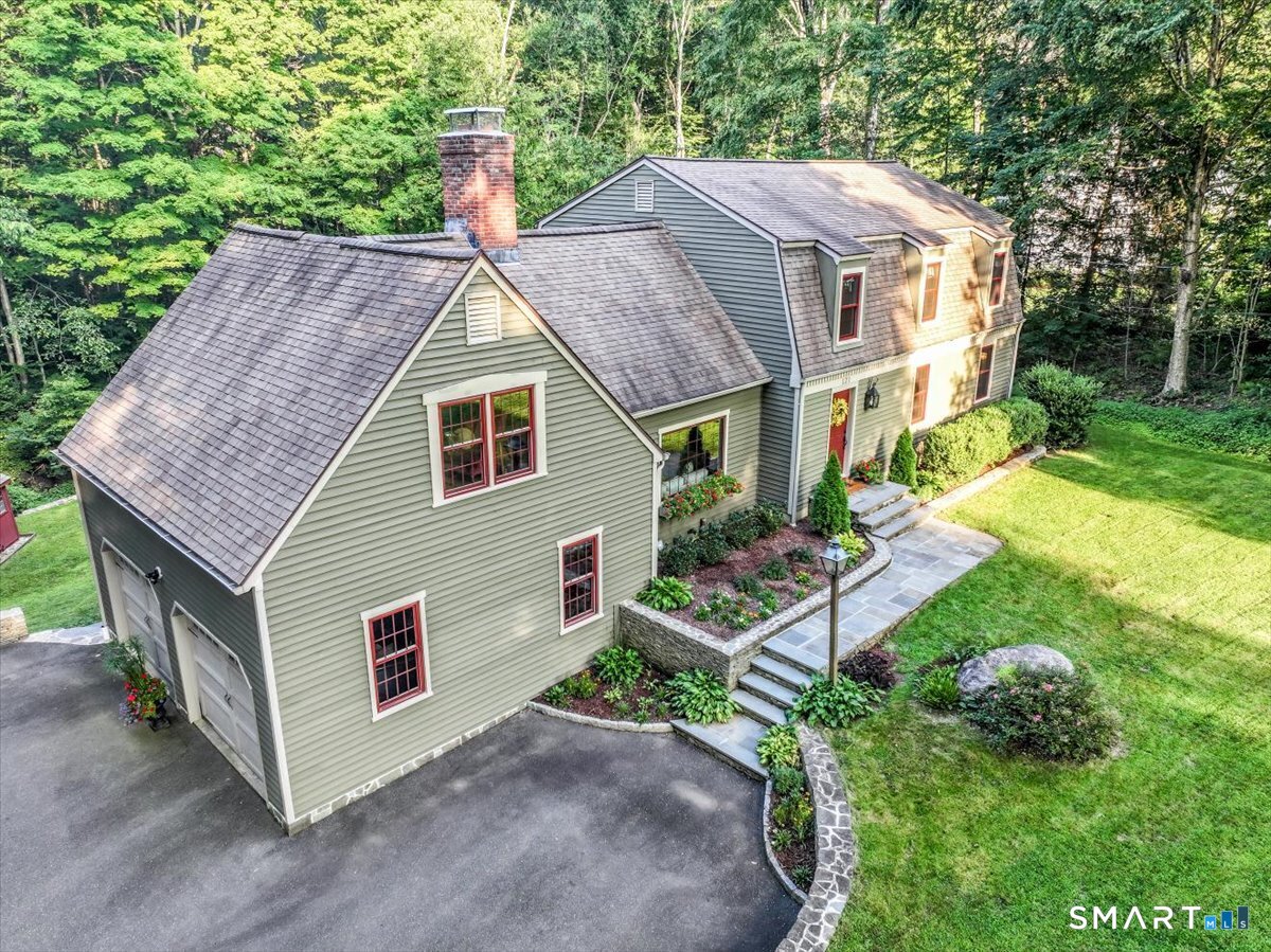 121 Carriage Drive photo 2