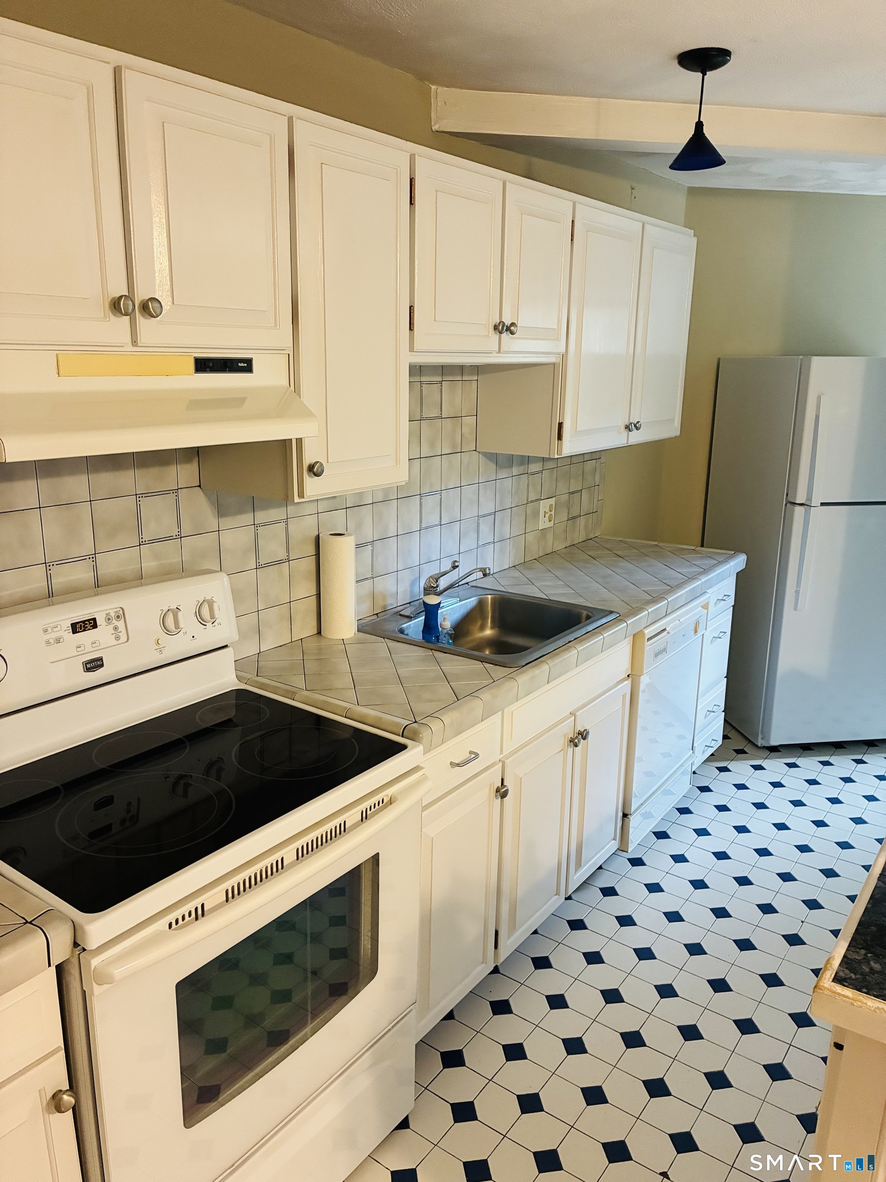 85 River Road  Unit #E8 photo 9