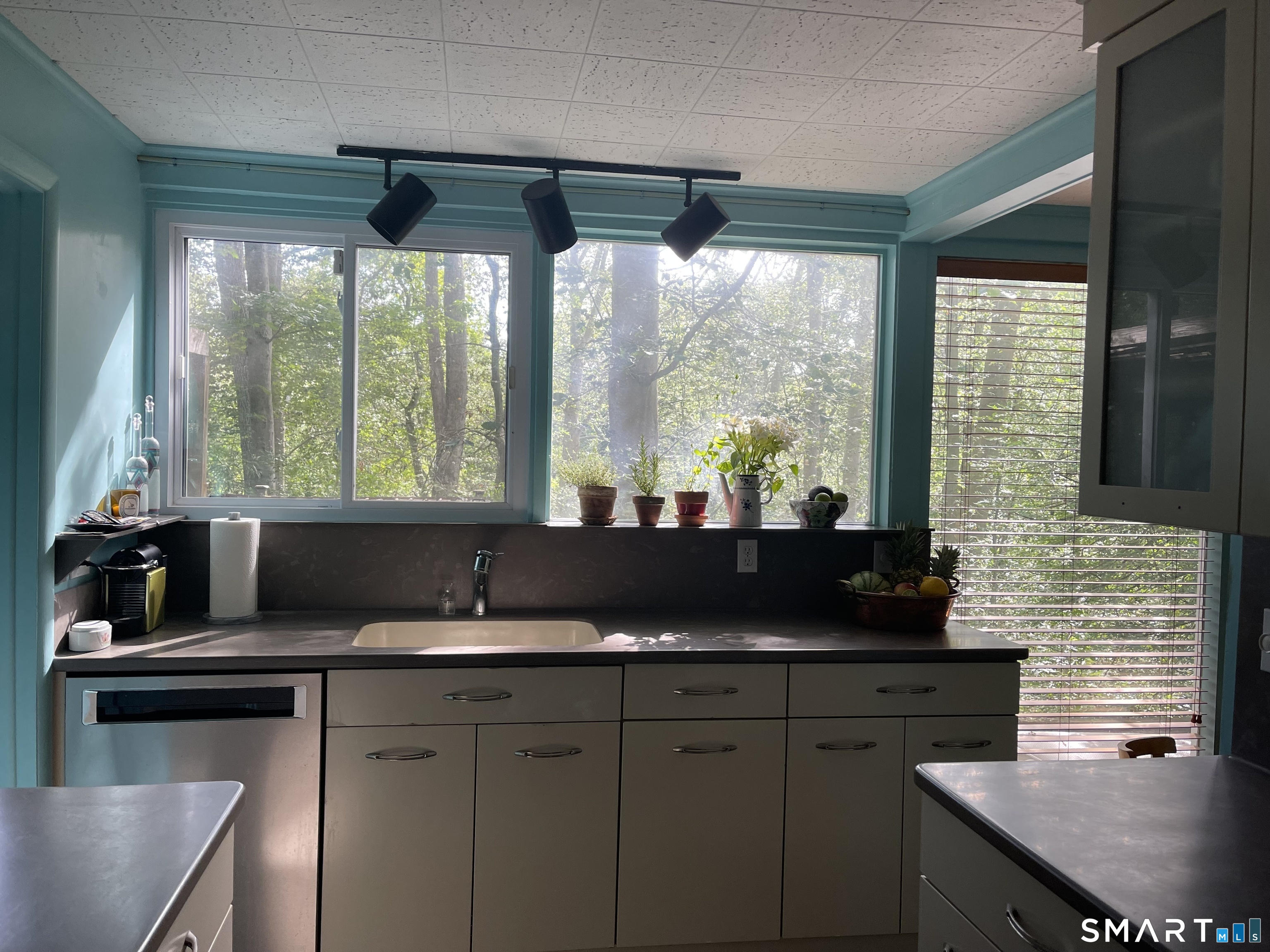 235 Thunder Hill Drive, Stamford, Connecticut photo 2