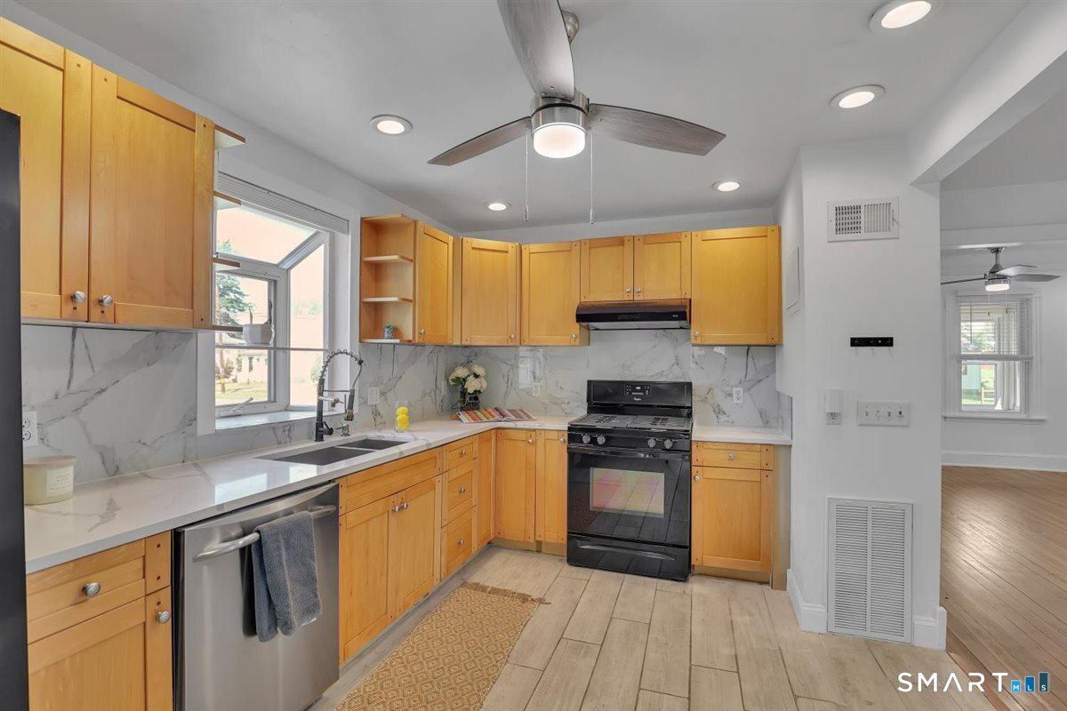 349 Nott Street photo 13