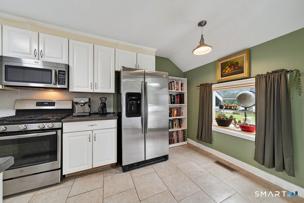Photo 11 of 233 Mansfield Grove Road, East Haven, CT