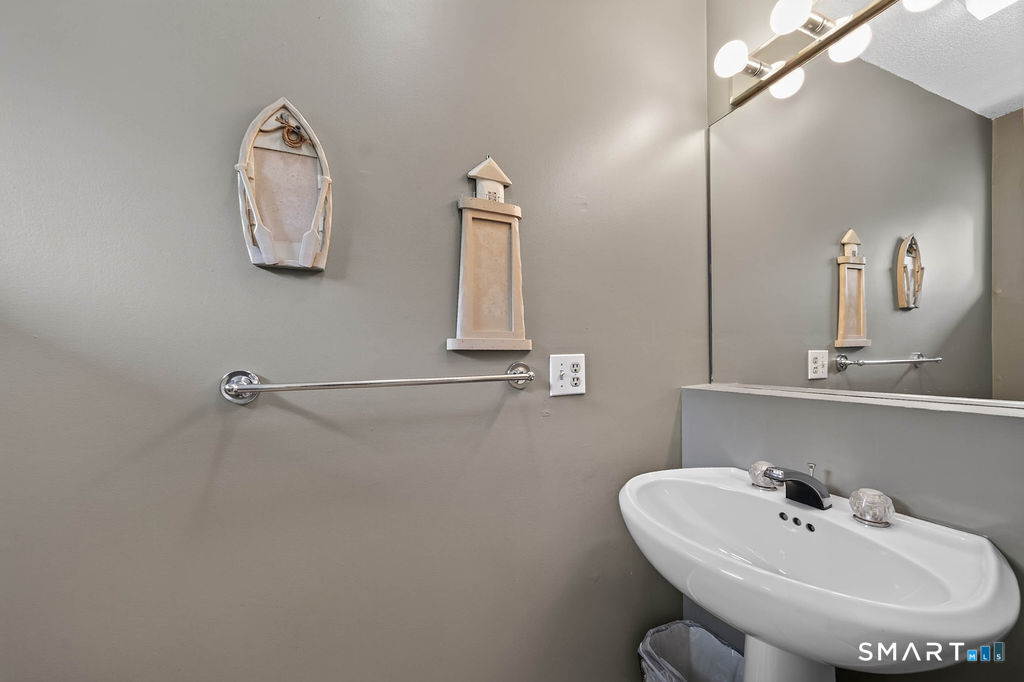 Photo 16 of 233 Mansfield Grove Road, East Haven, CT