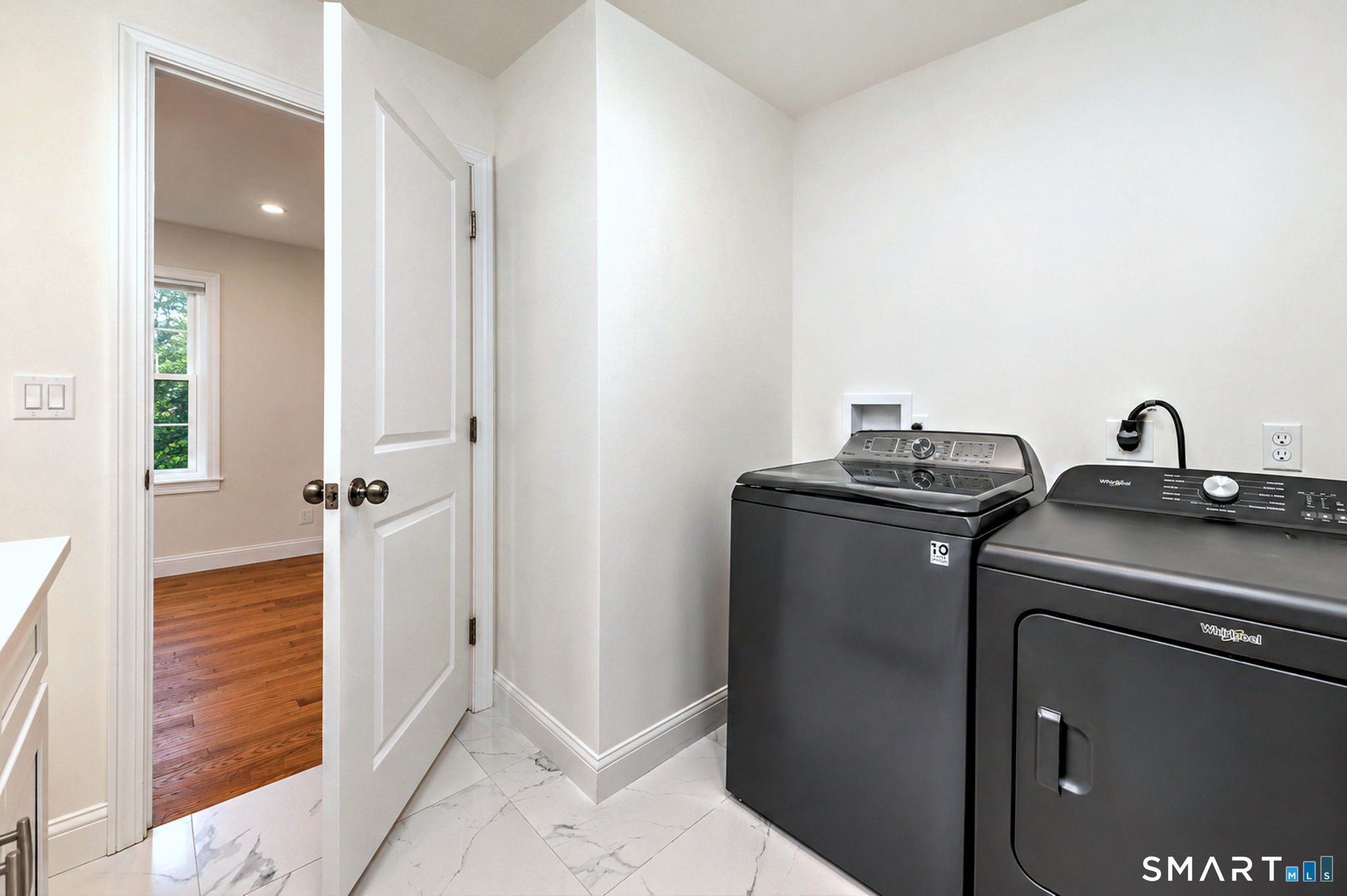 1686 Litchfield Turnpike  Unit #B photo 17