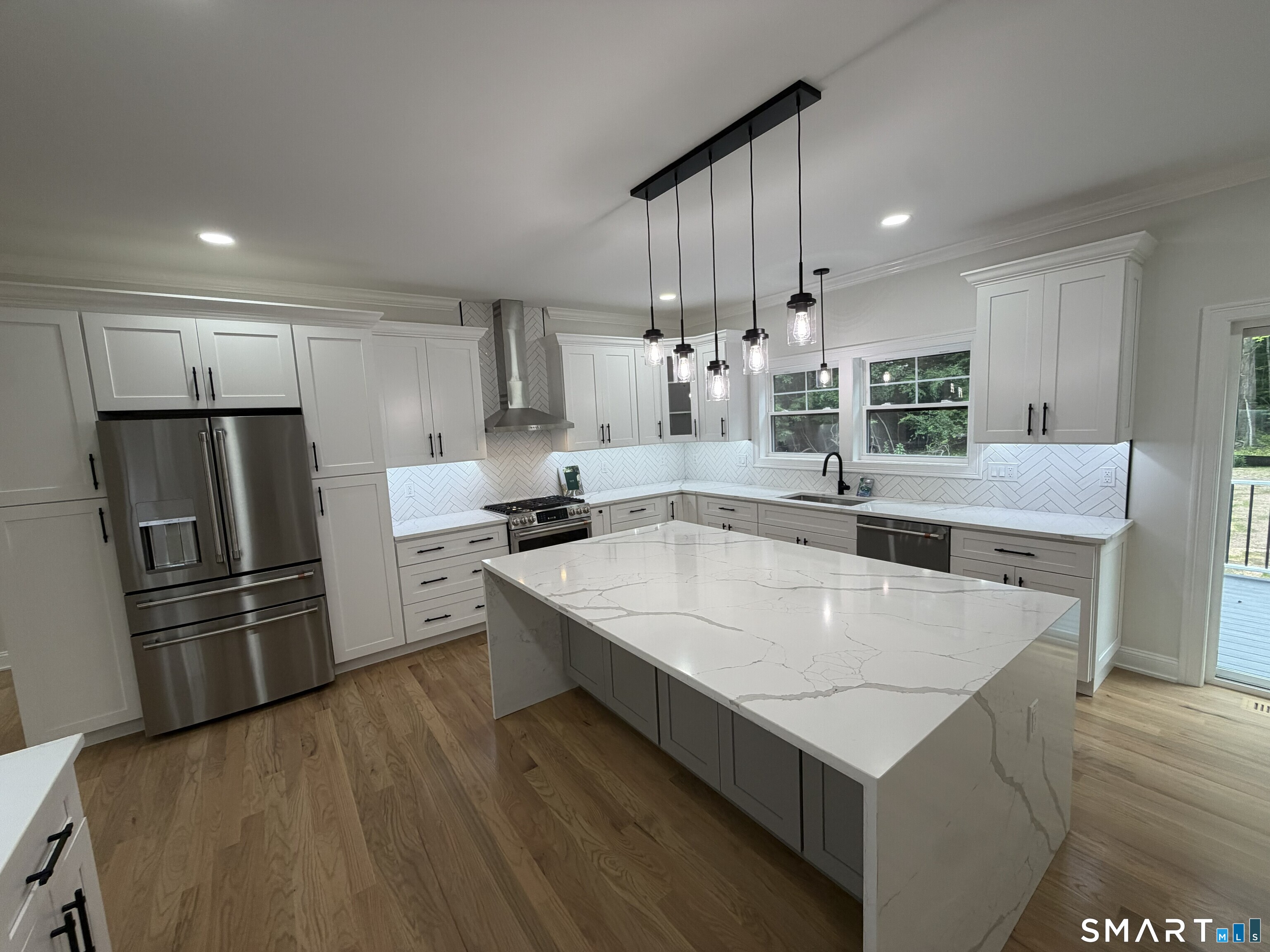 450 Bluff View Drive photo 4