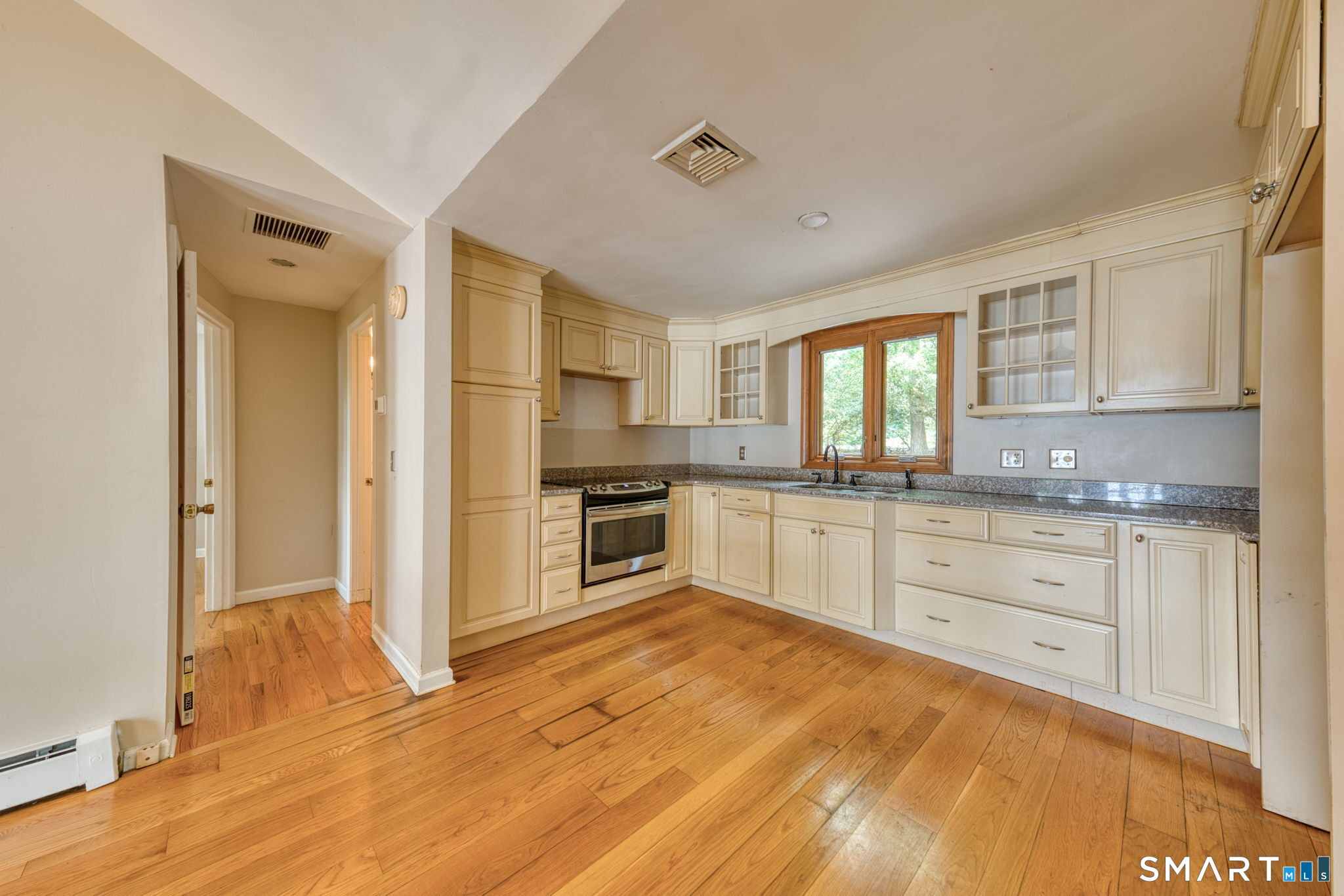 63 Bay Road photo 4