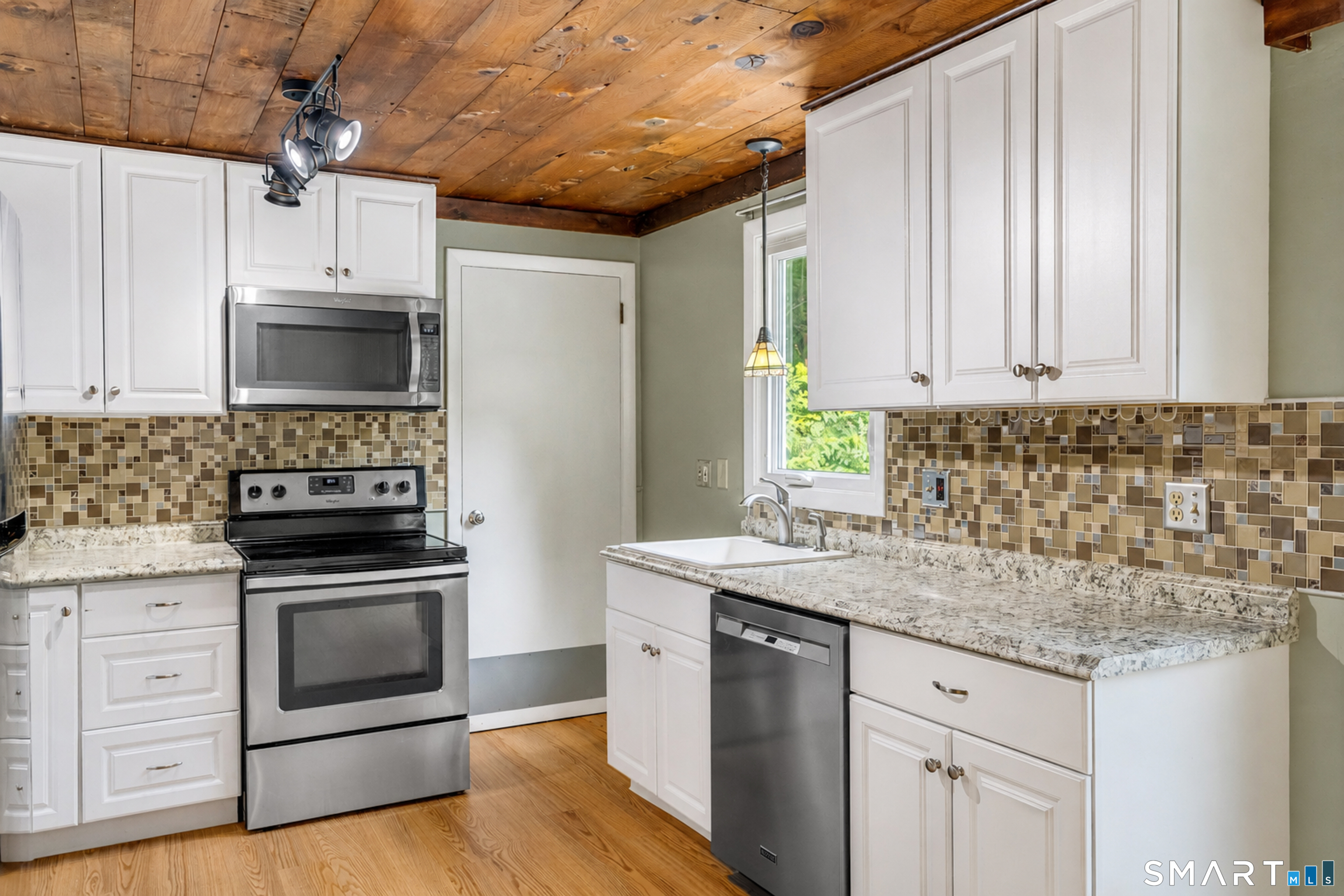 165 Colchester Avenue photo 8