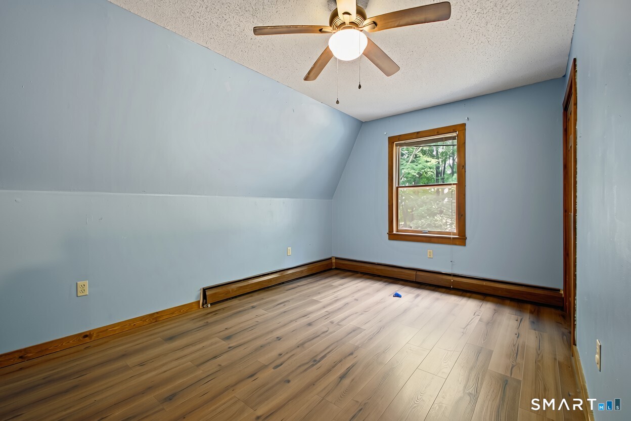 4 Railroad Avenue photo 18