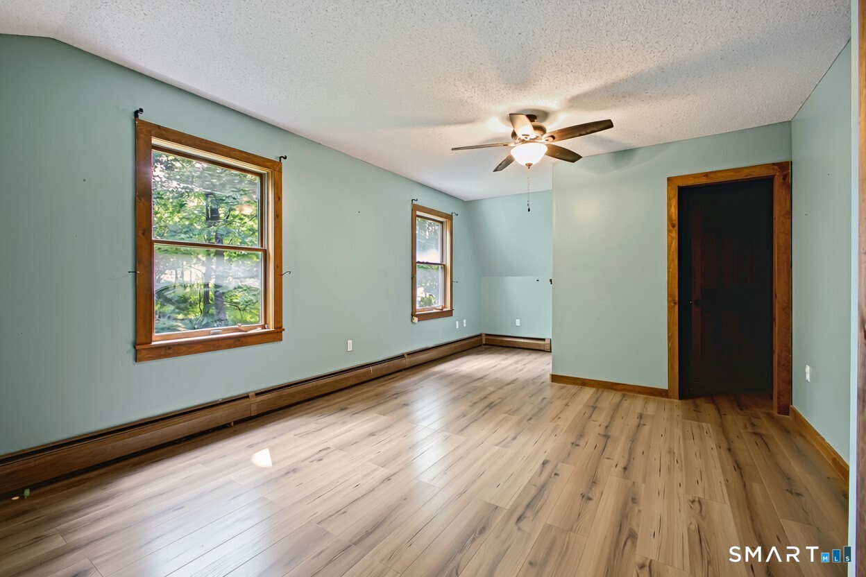 4 Railroad Avenue photo 16