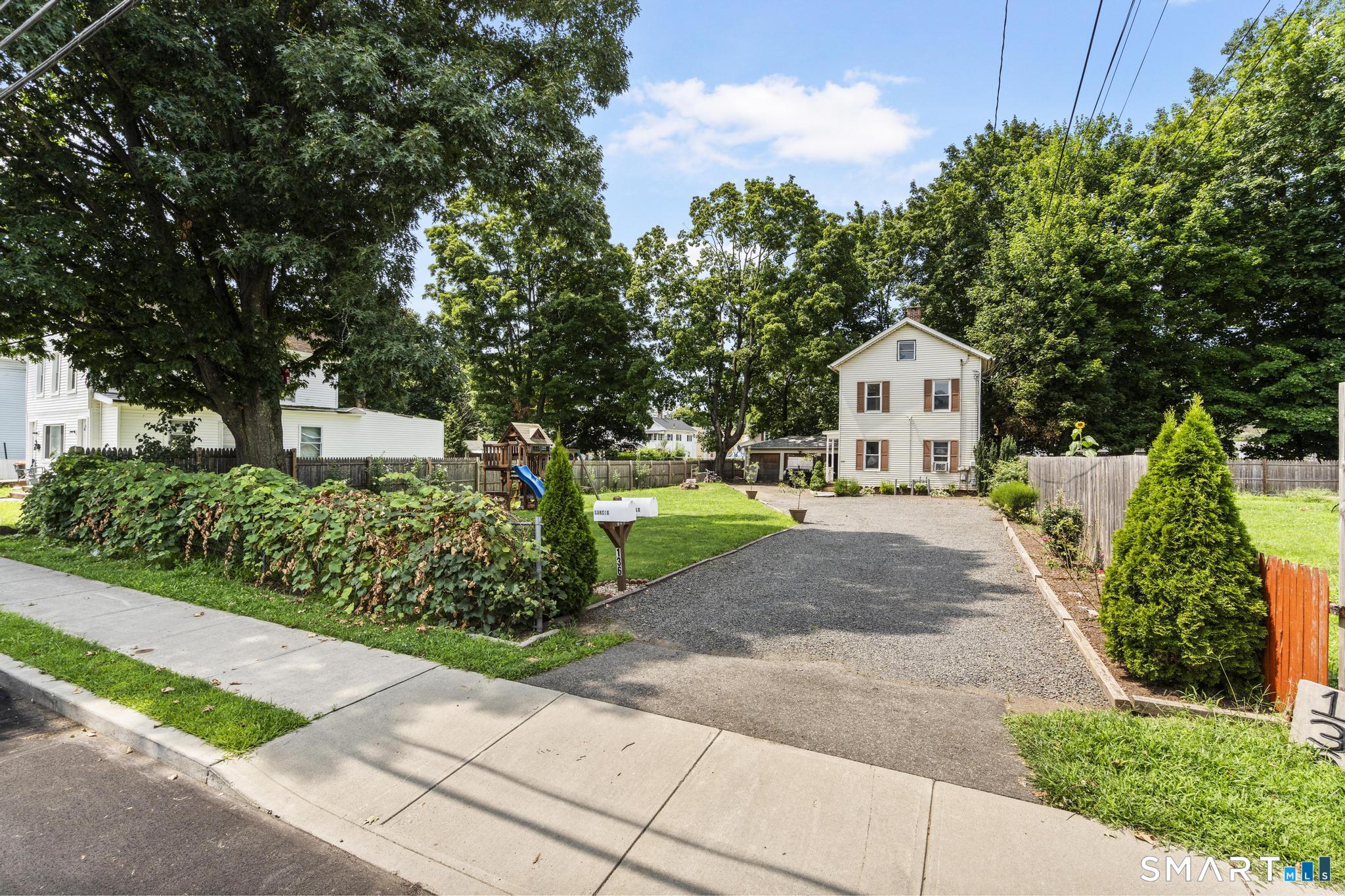 136 Franklin Street photo 2