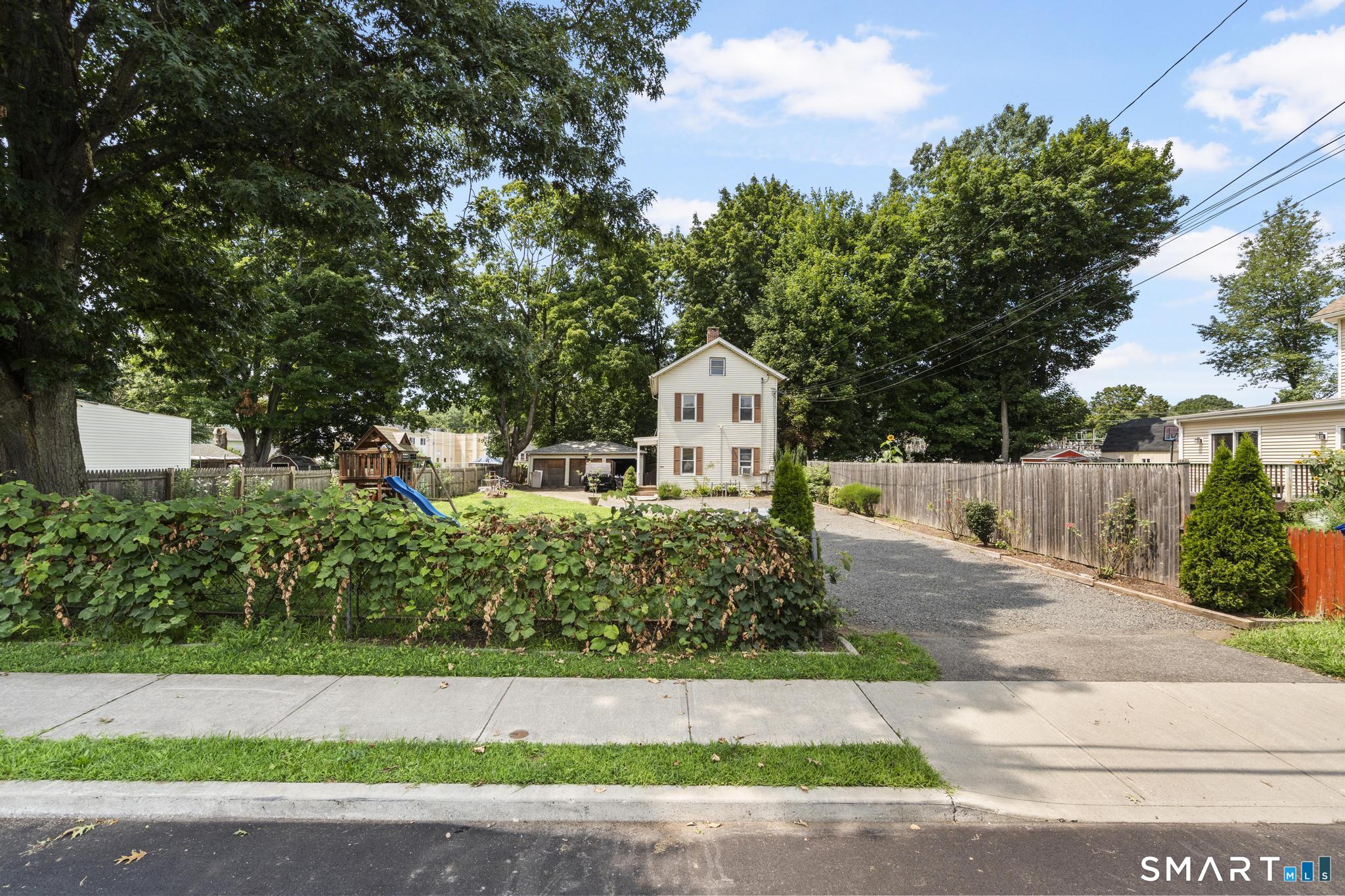 136 Franklin Street photo 3
