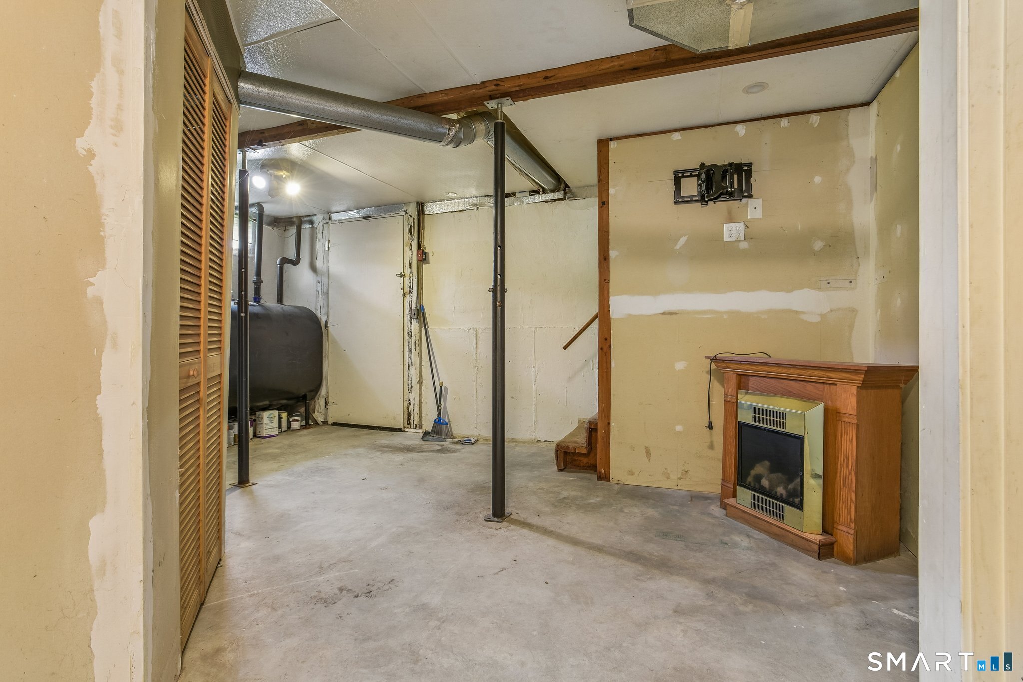 210 Midway Oval photo 18