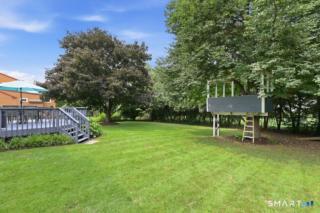 84 Lake Garda Drive photo 32