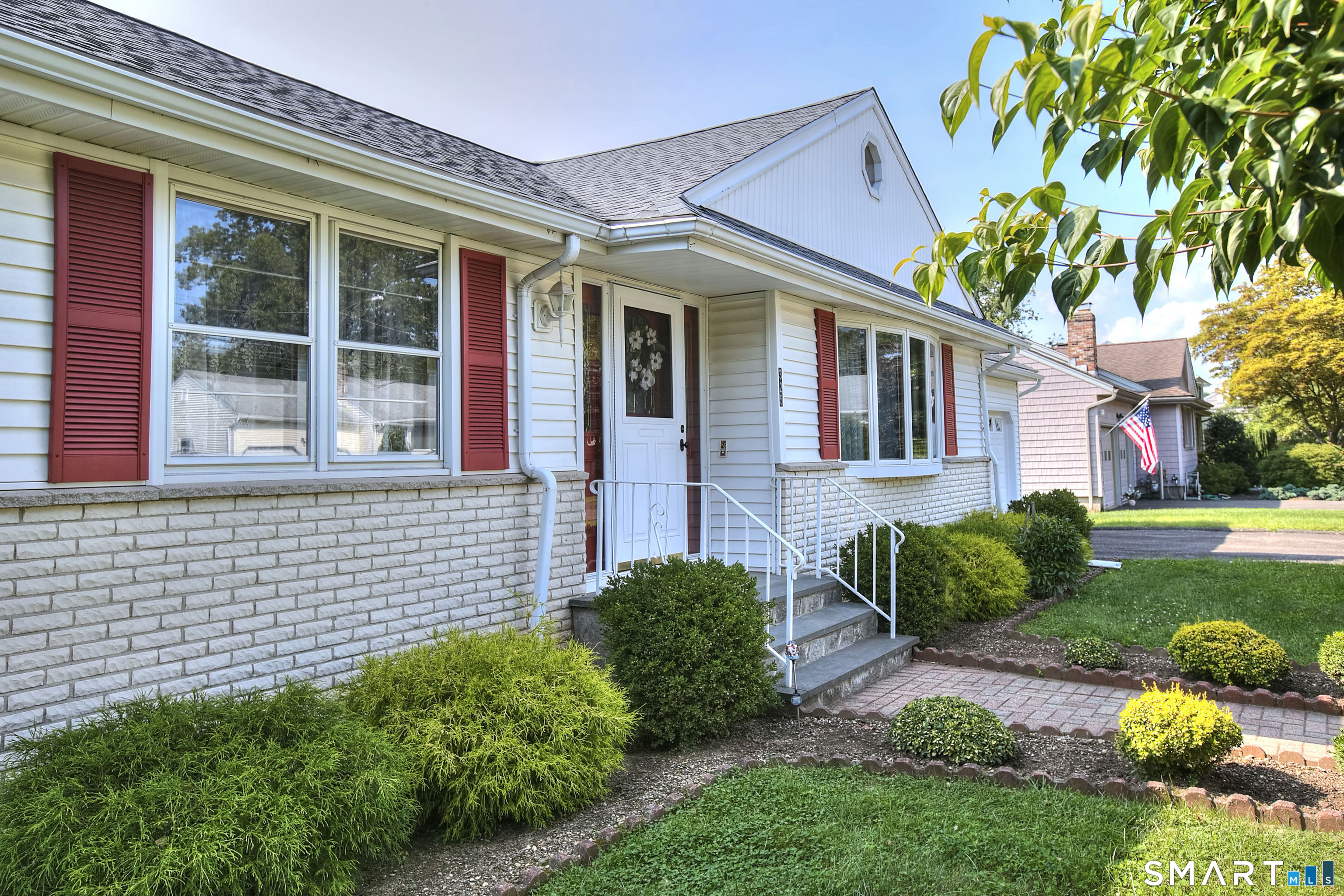325 Emerald Place photo 3