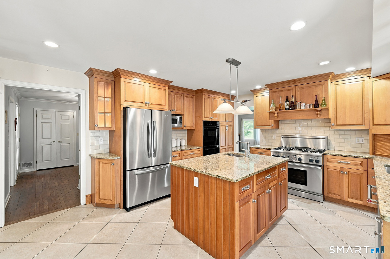570 Burr Street photo 19