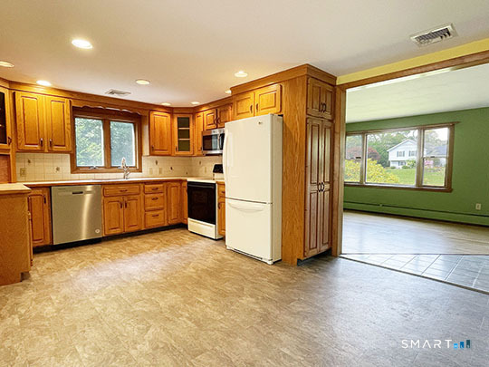 6 Colonial Drive photo 2