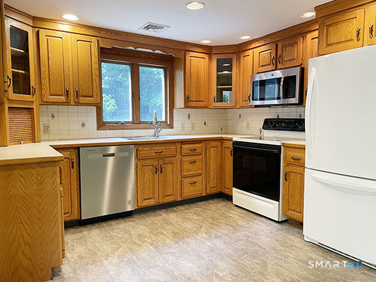 6 Colonial Drive photo 3