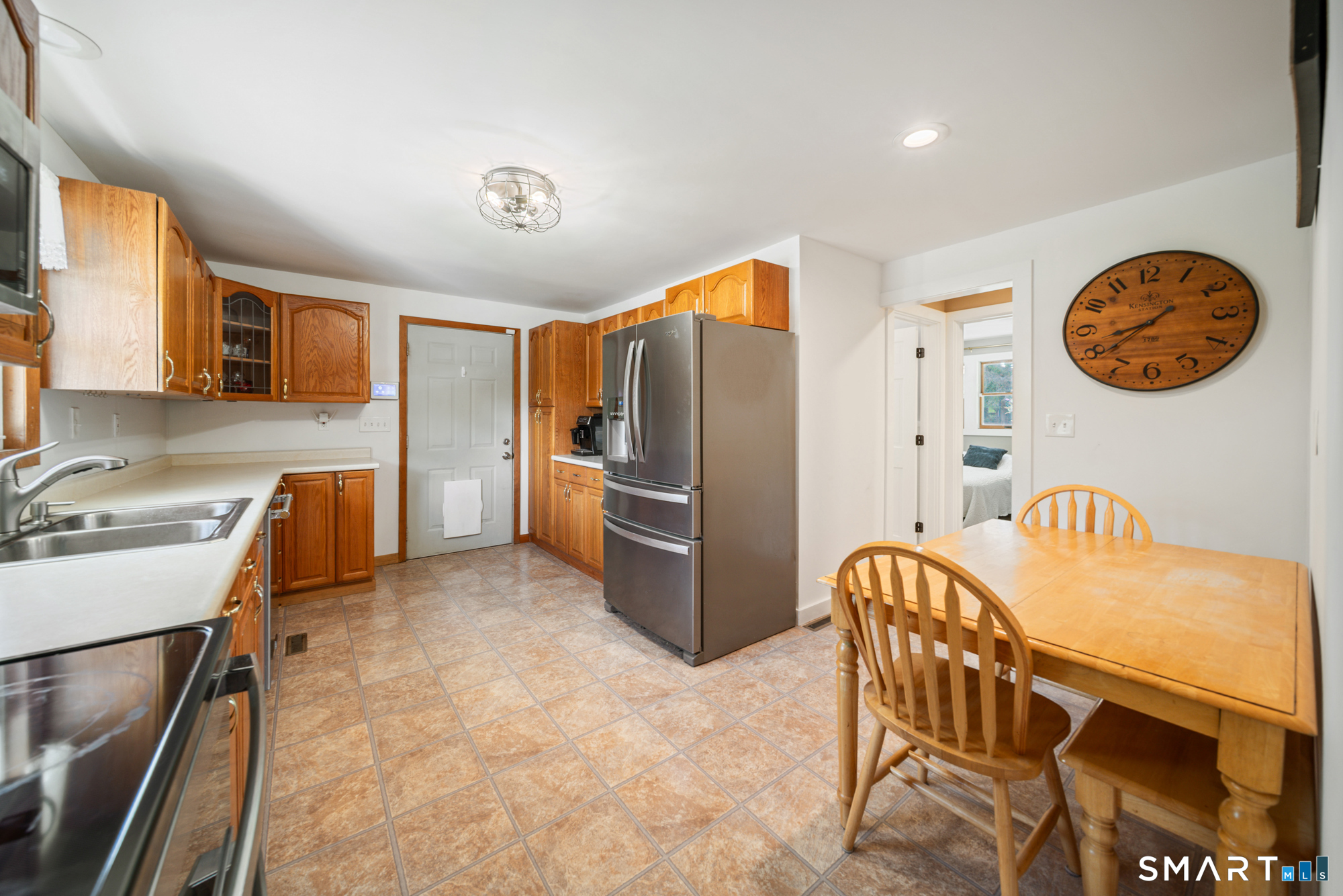 4 Gloria Avenue photo 5
