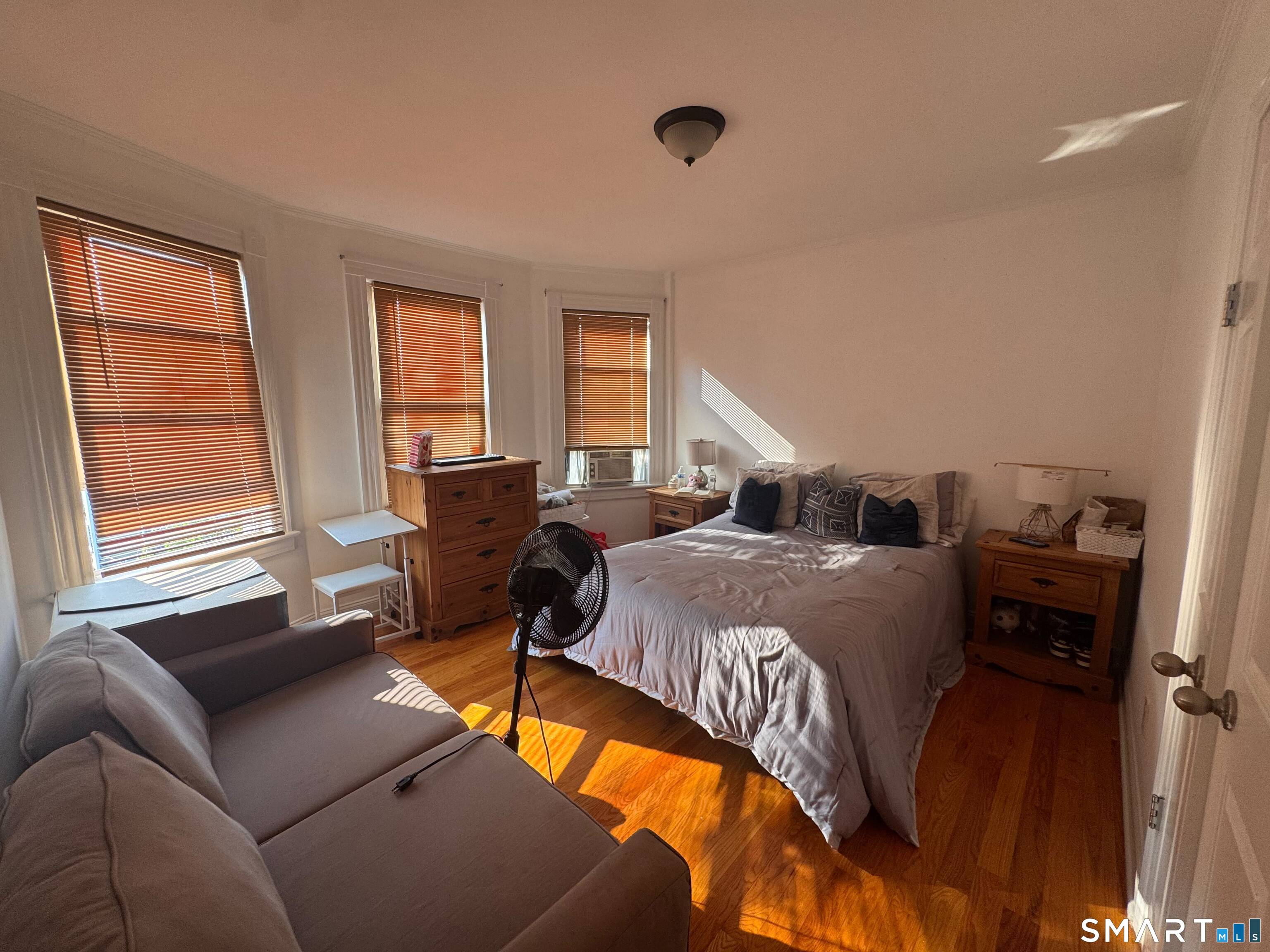Foto 8 de 2 familias en venta en 106 Jones Avenue, Bridgeport, CT — $774,900