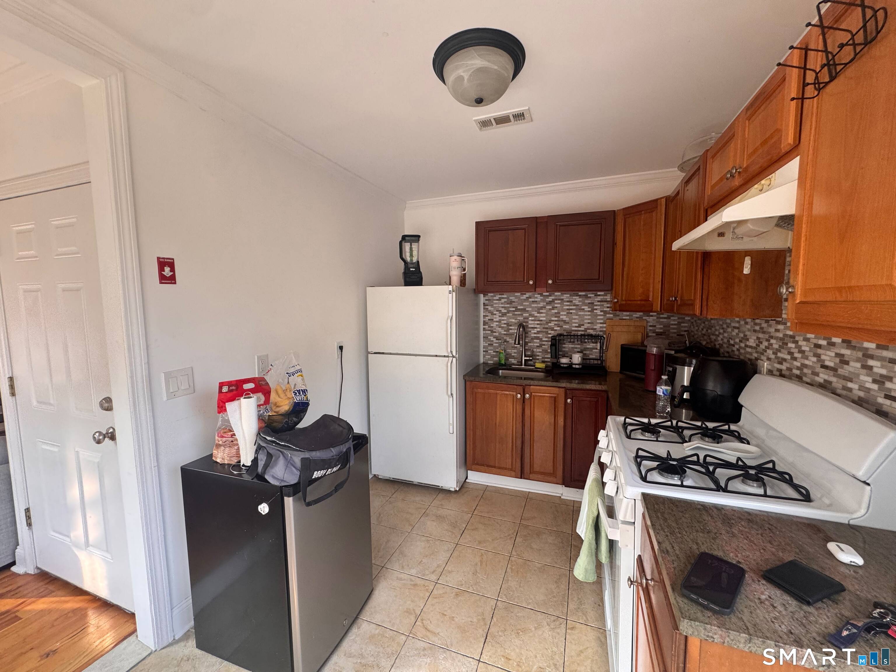 Foto 9 de 2 familias en venta en 106 Jones Avenue, Bridgeport, CT — $774,900