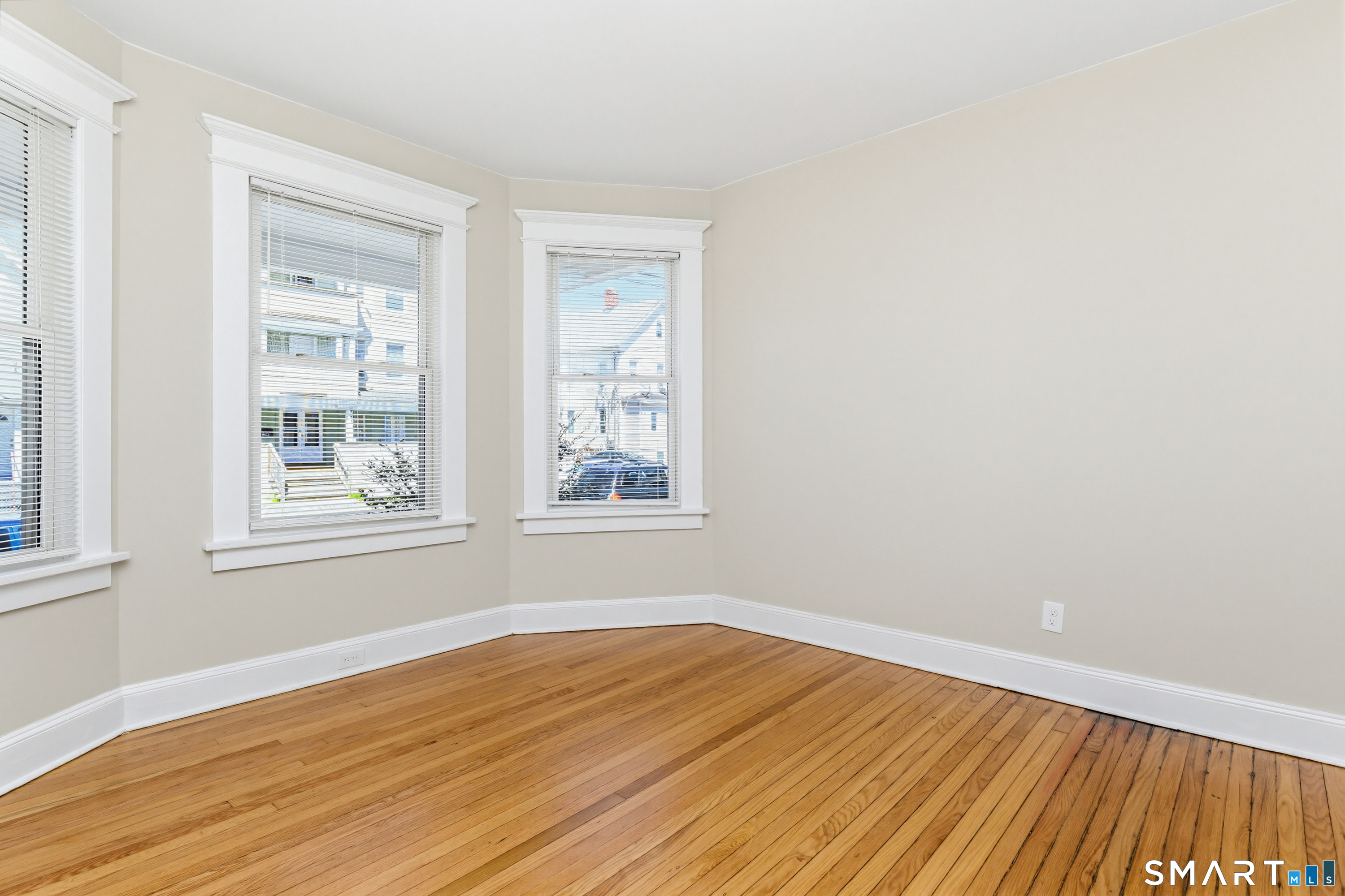 885 Grand Street photo 10