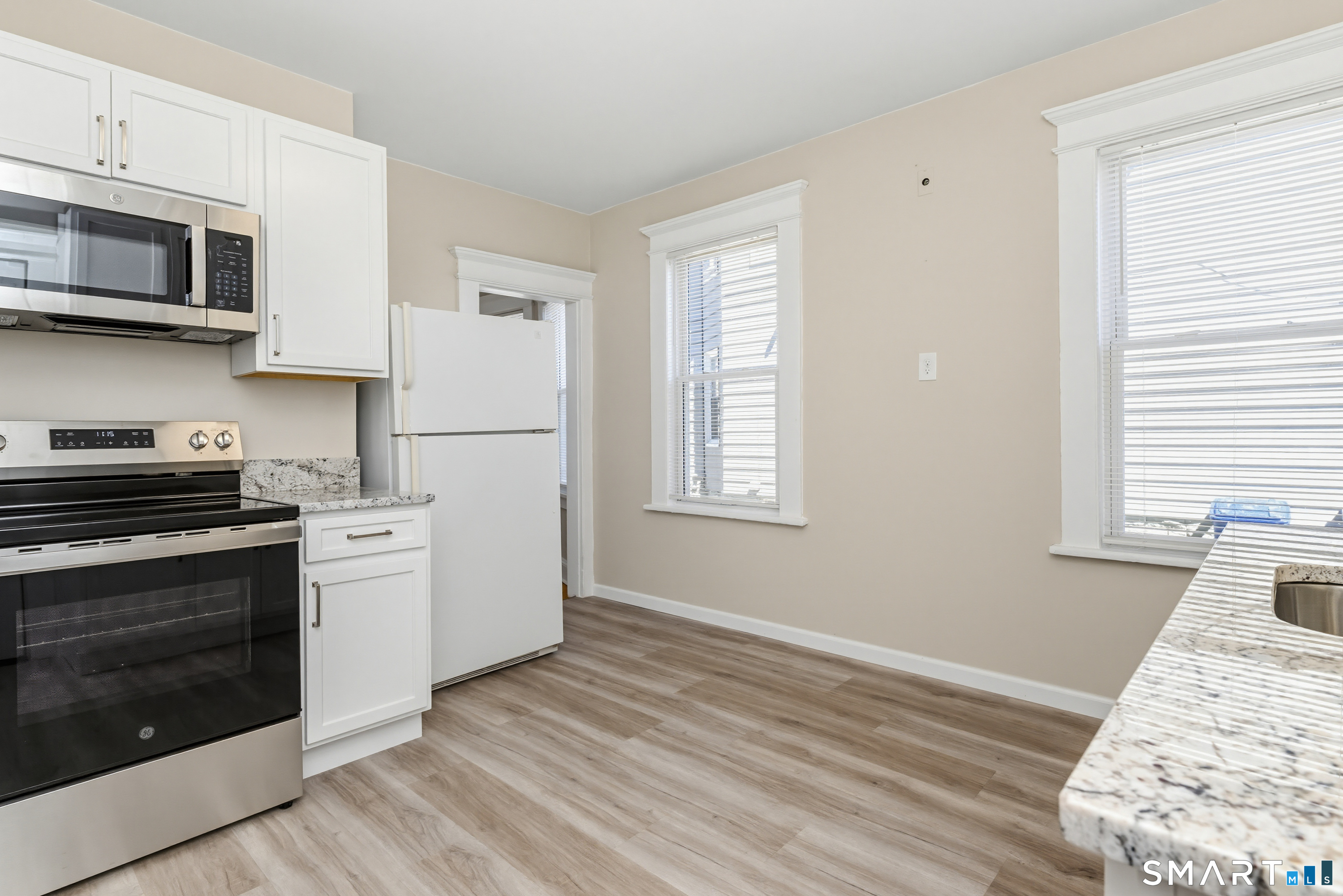 885 Grand Street photo 13