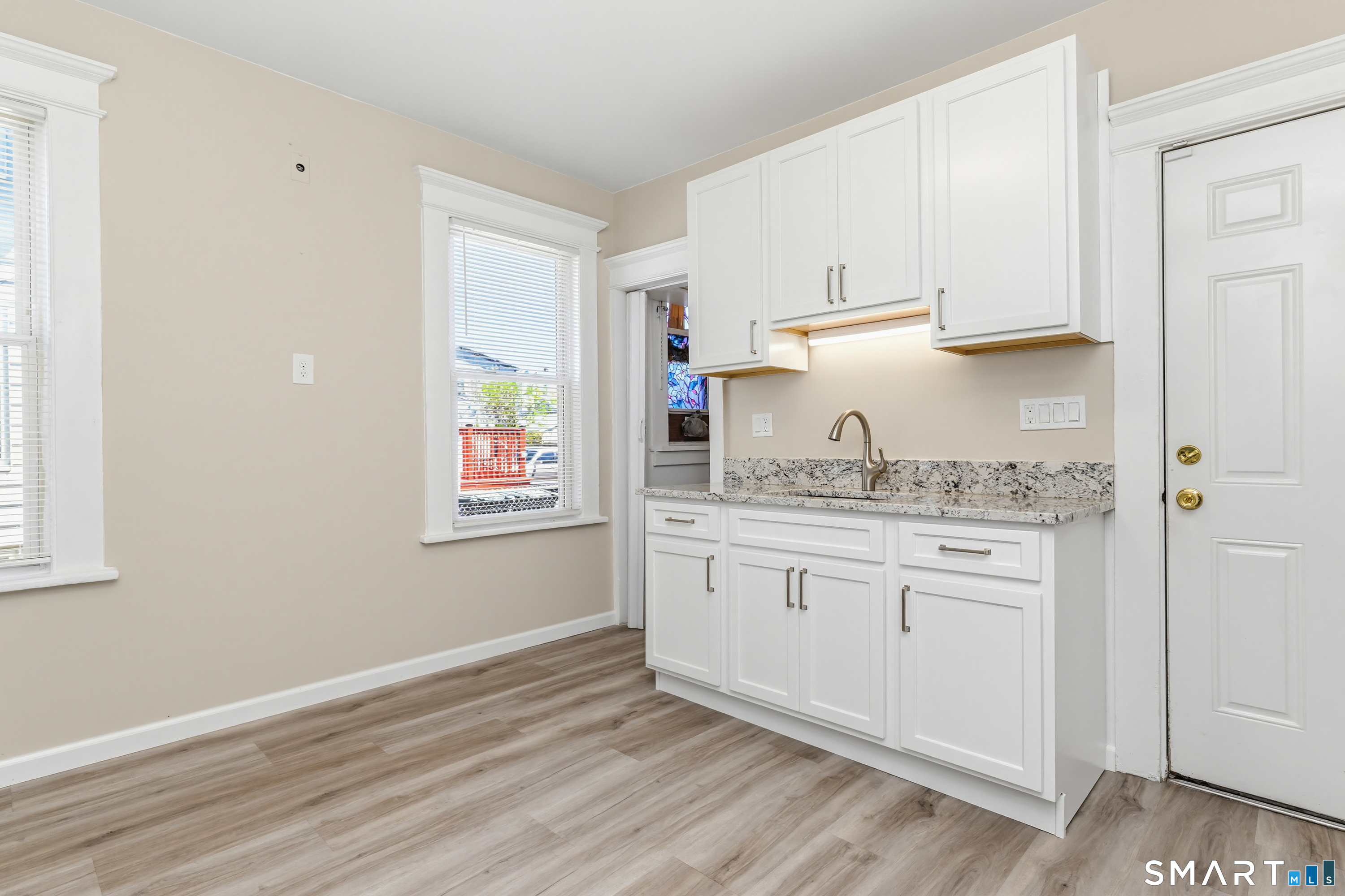 885 Grand Street photo 14