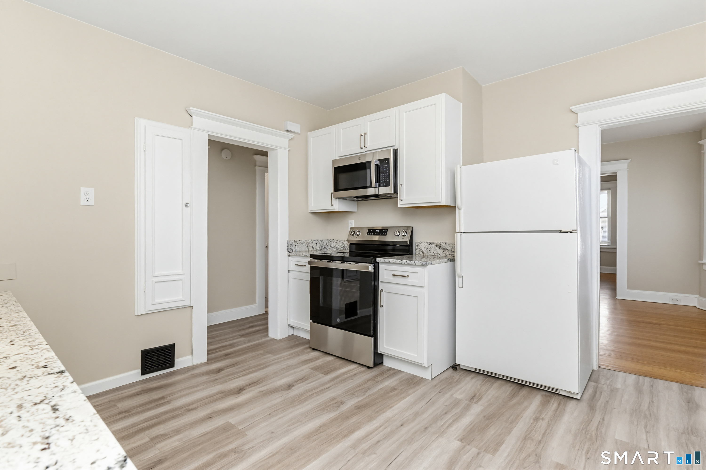 885 Grand Street photo 15