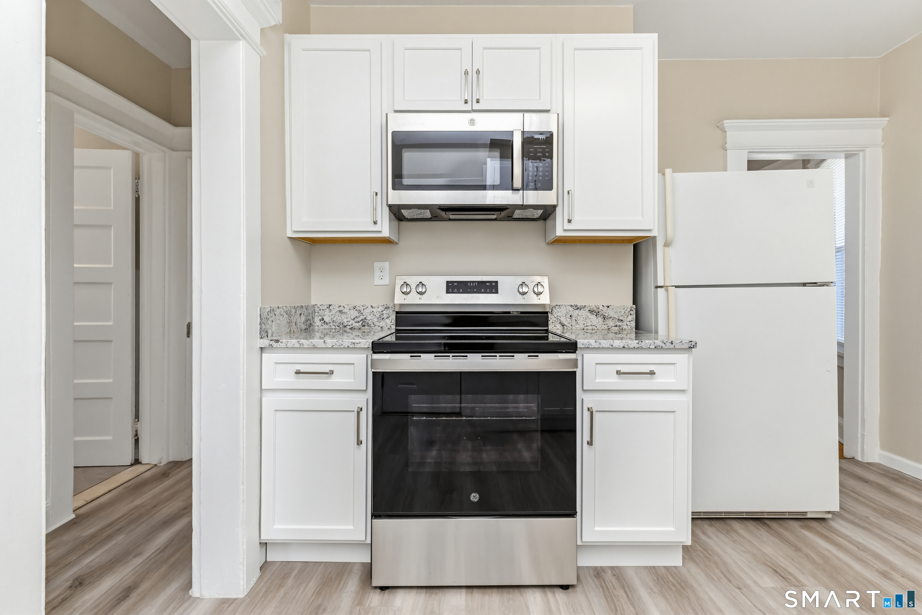 885 Grand Street photo 16