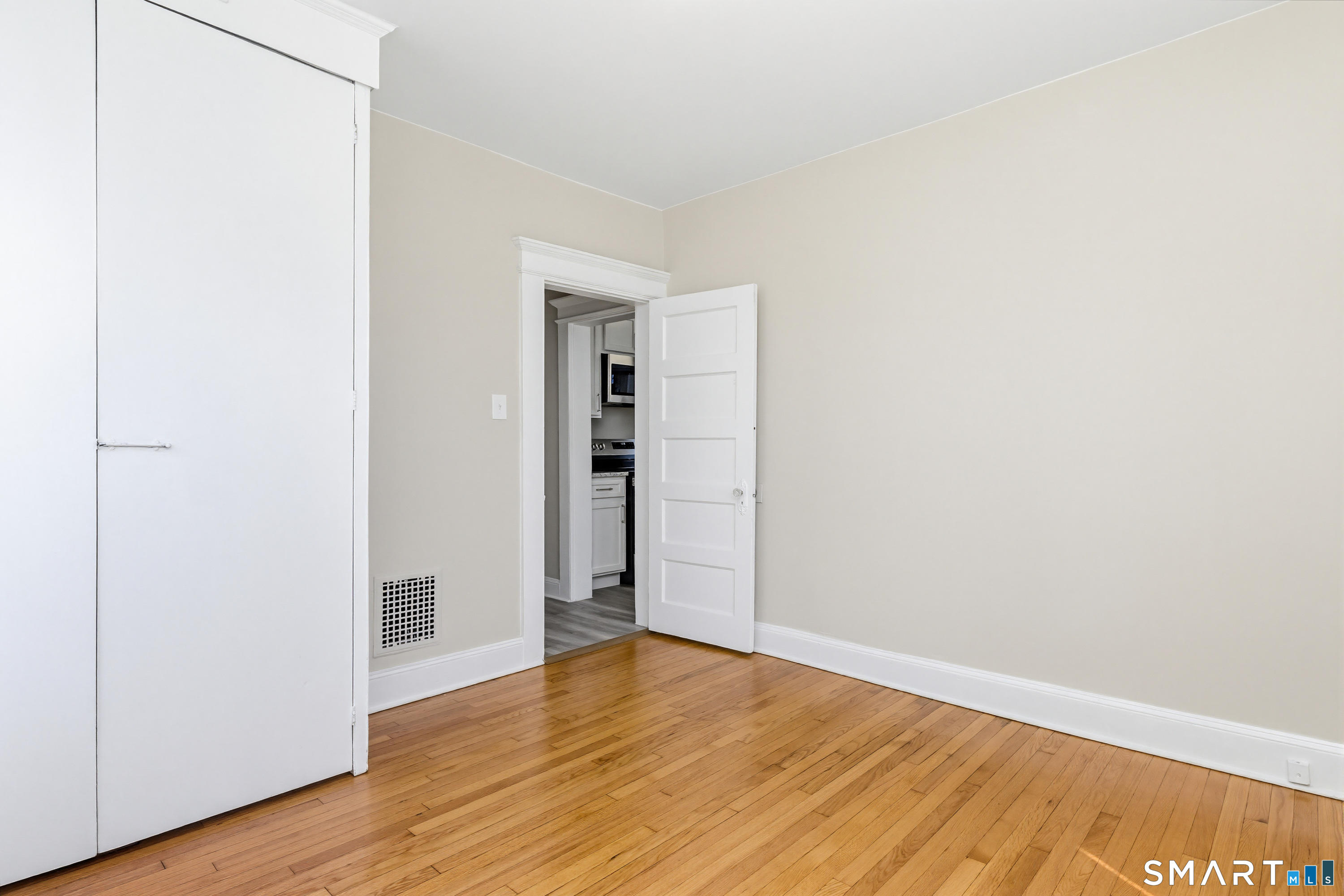 885 Grand Street photo 17