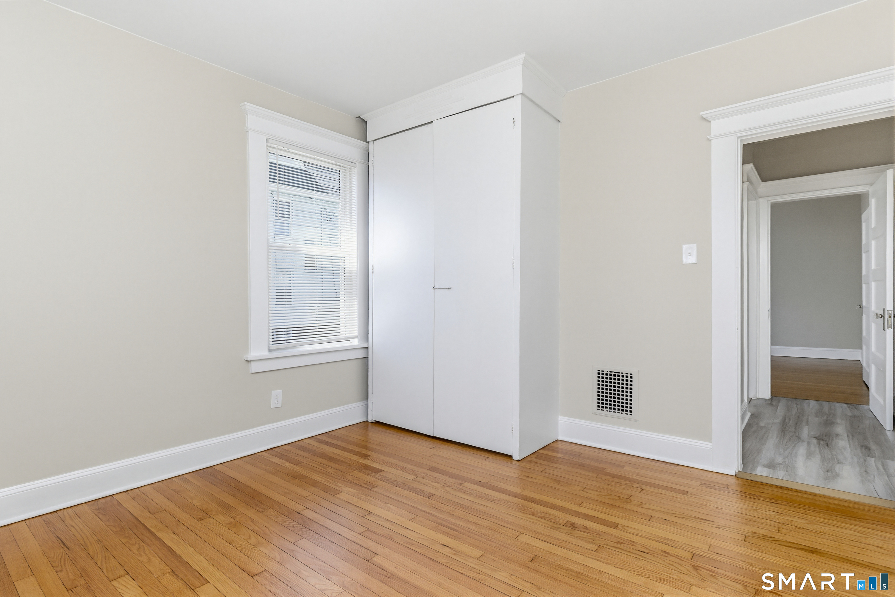 885 Grand Street photo 19