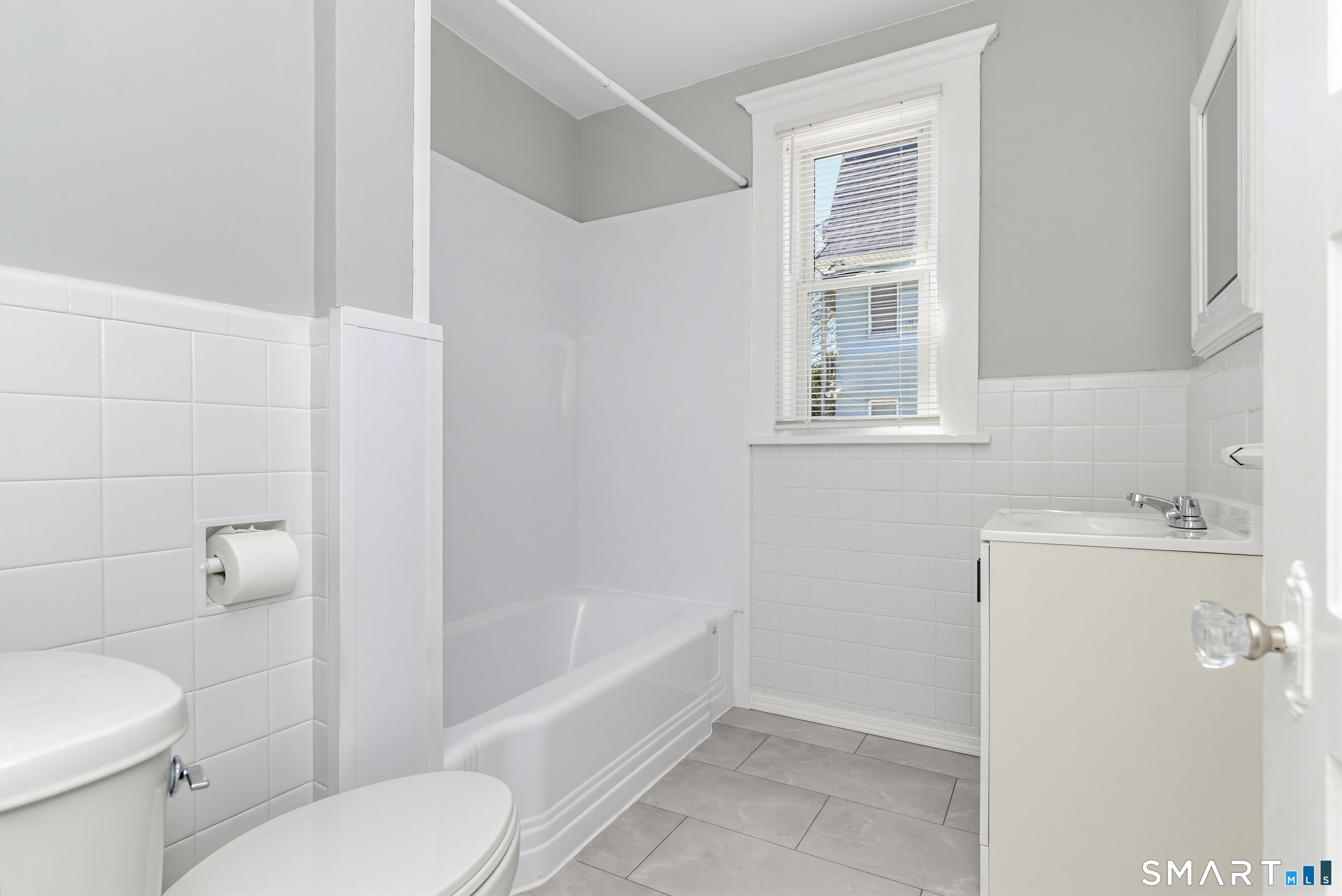 885 Grand Street photo 21