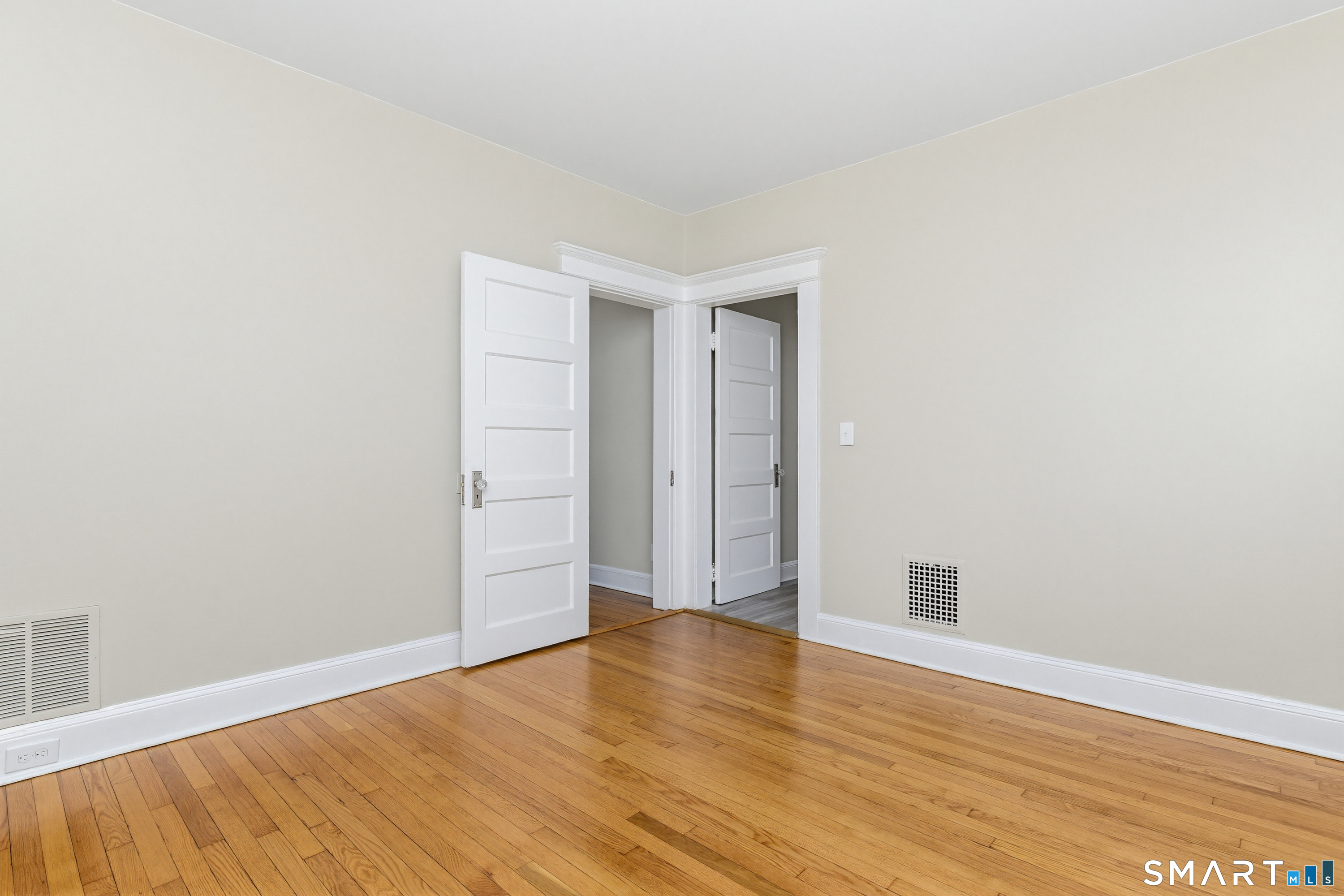885 Grand Street photo 22