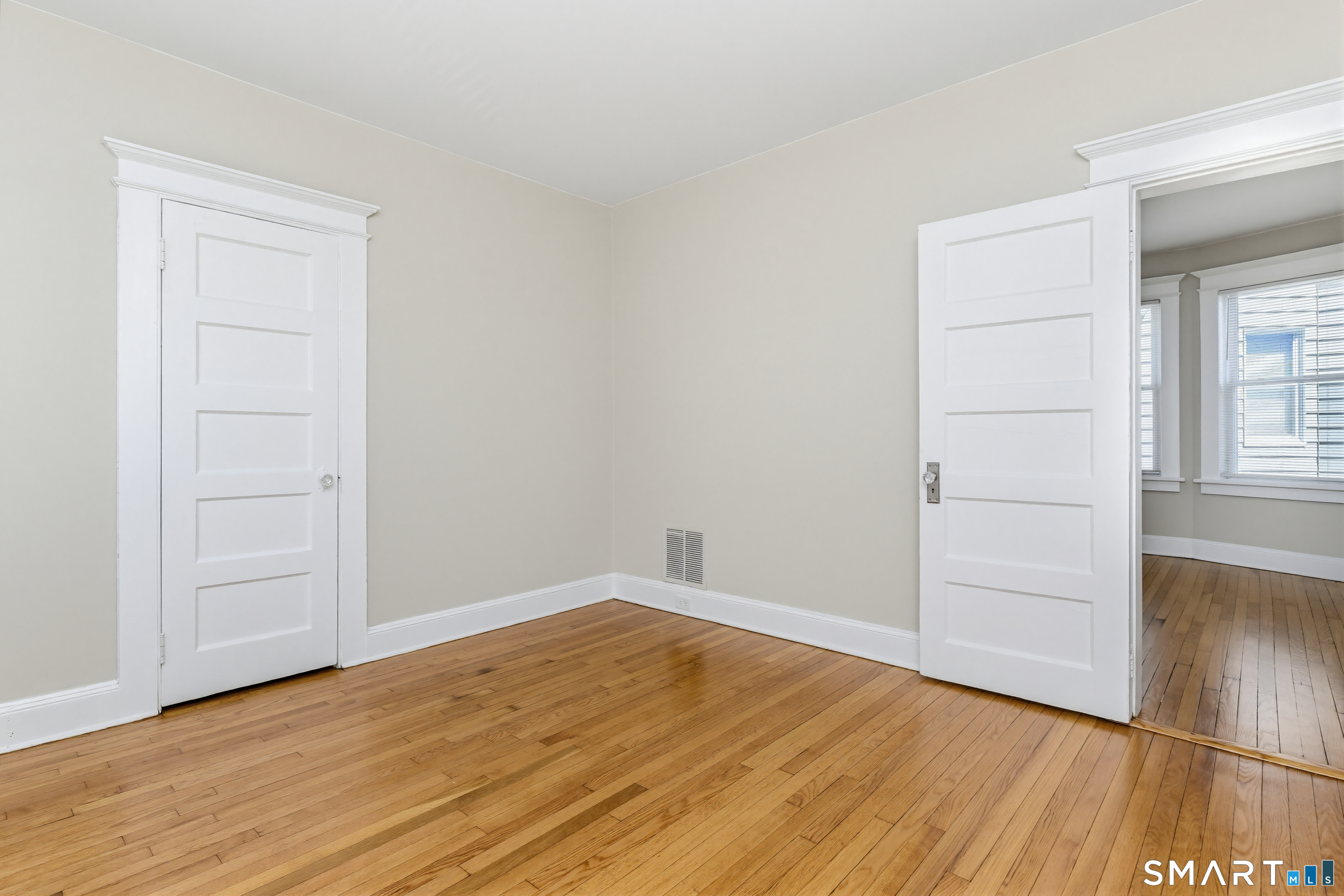 885 Grand Street photo 23