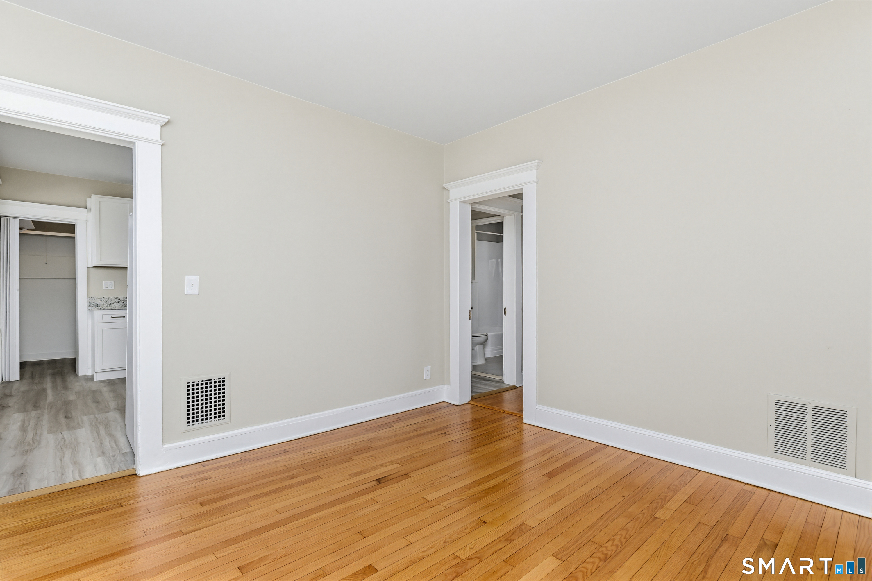 885 Grand Street photo 25