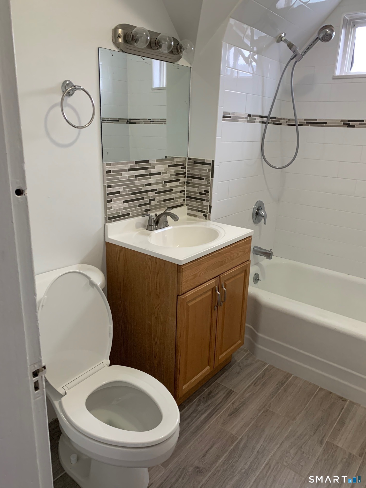 885 Grand Street photo 32