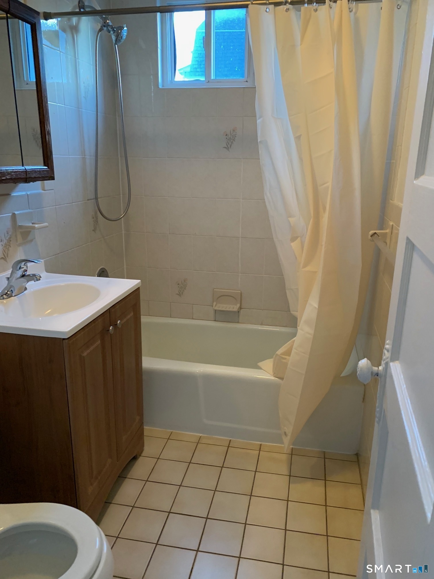885 Grand Street photo 37