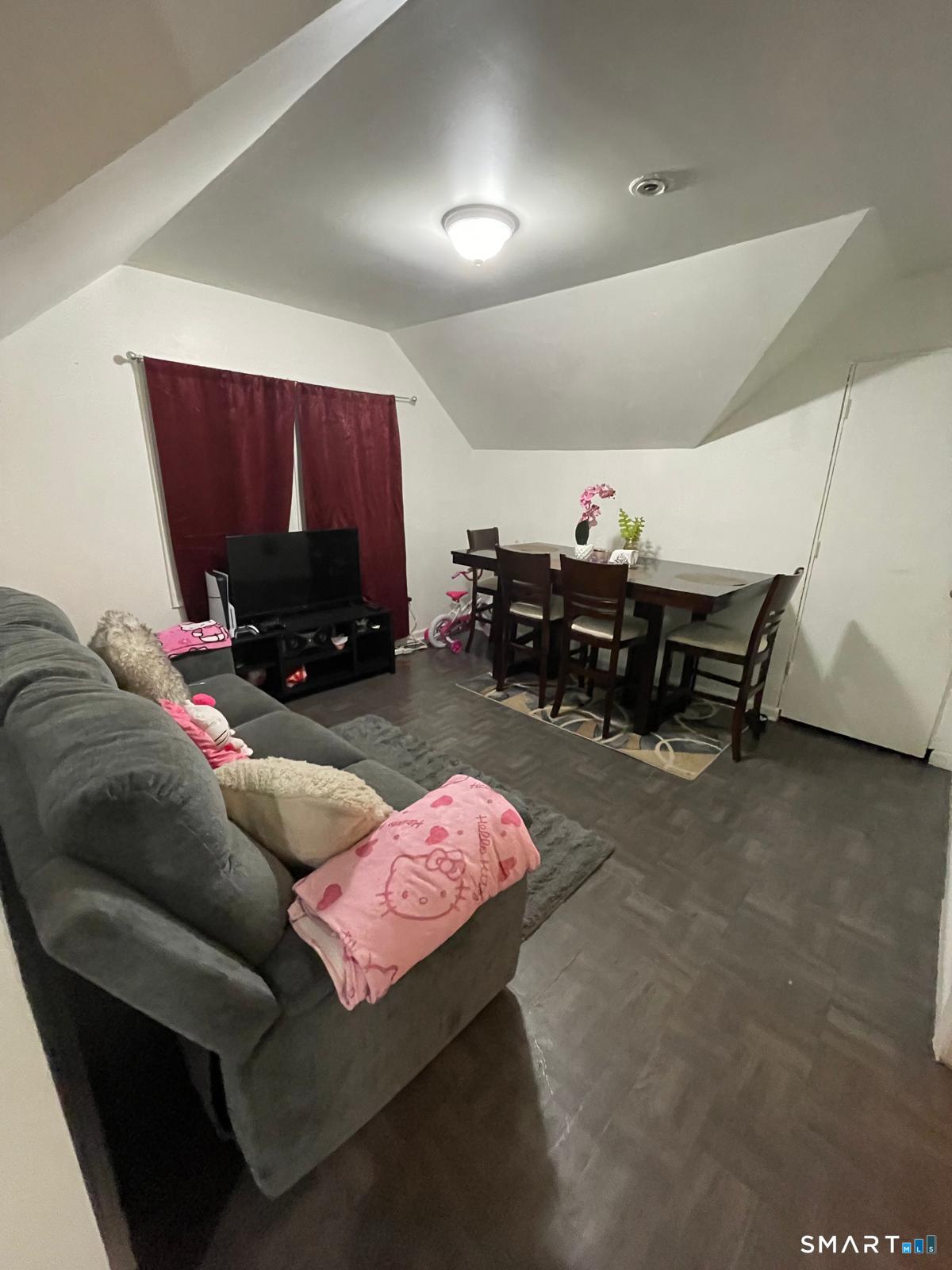 981 William Street photo 17