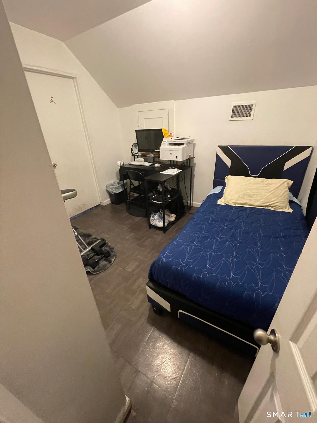 981 William Street photo 18